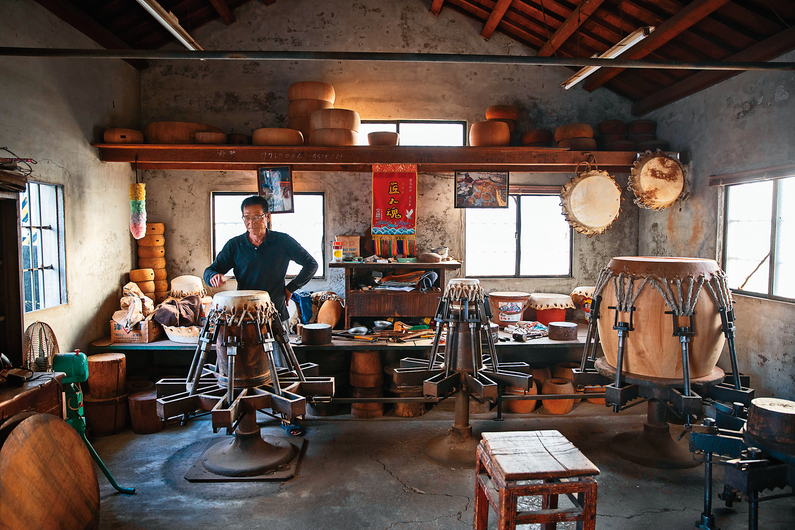 國寶級製鼓師黃呈豐從其父親時代起就在同一個場域製作出大大小小的鼓。