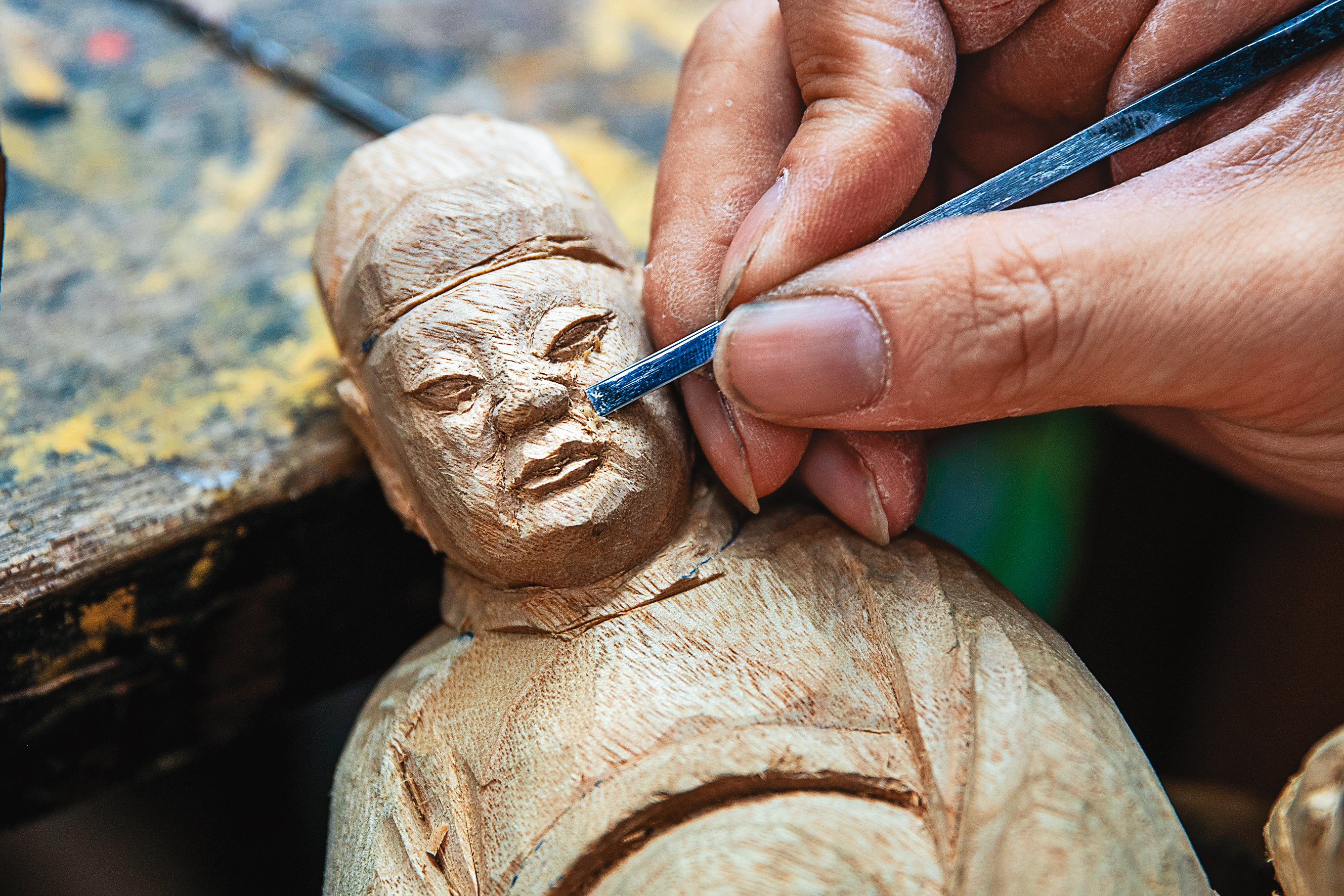 雕刻出眾神的「神情」，是最艱難的部分。 