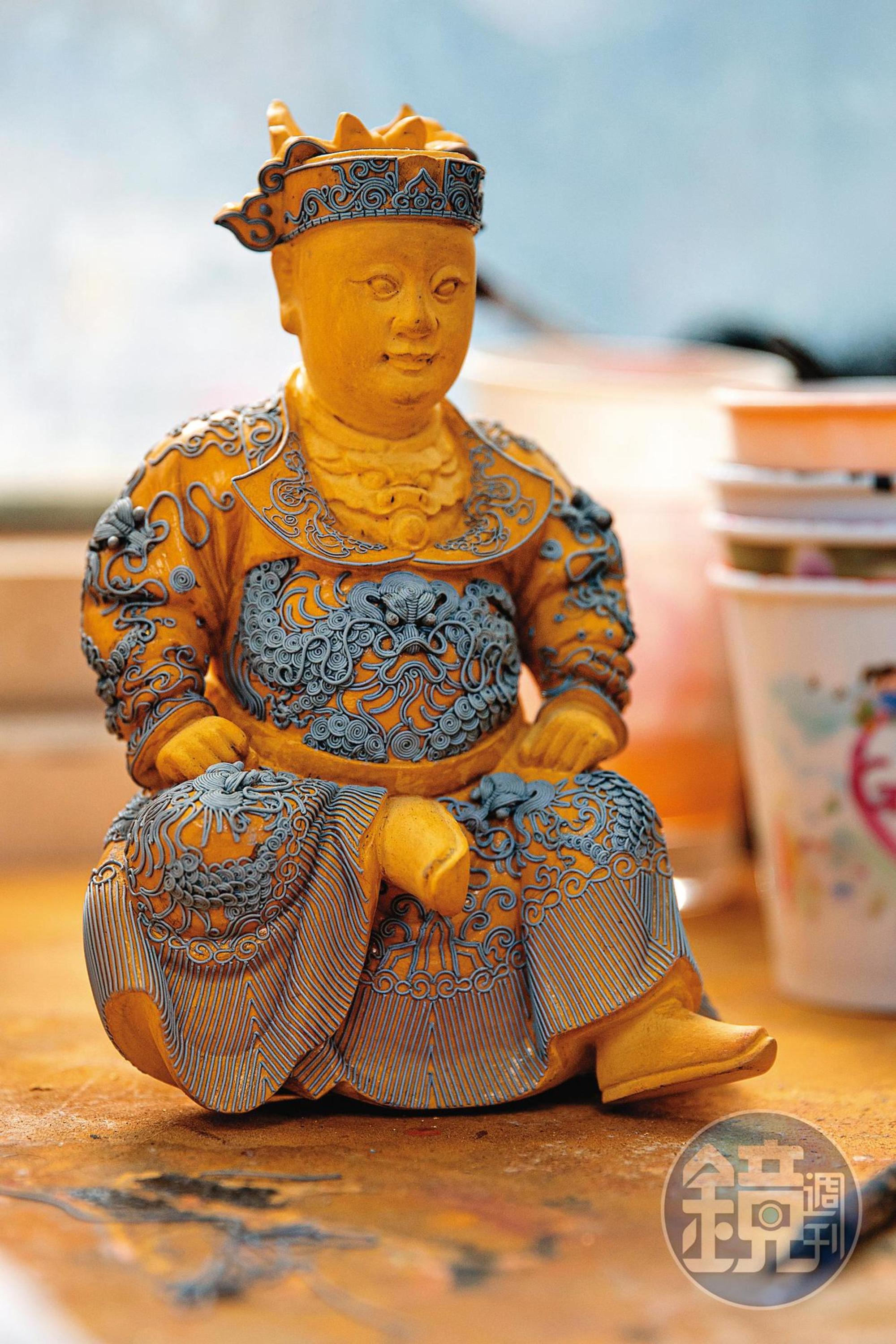 牽漆線指將漆線如刺繡般勾勒。
