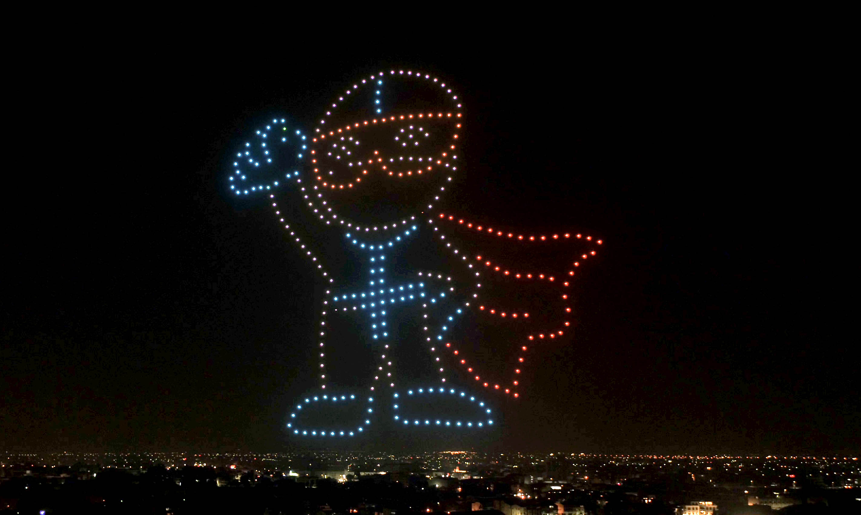 披著超人披風的防疫英雄現身天際。