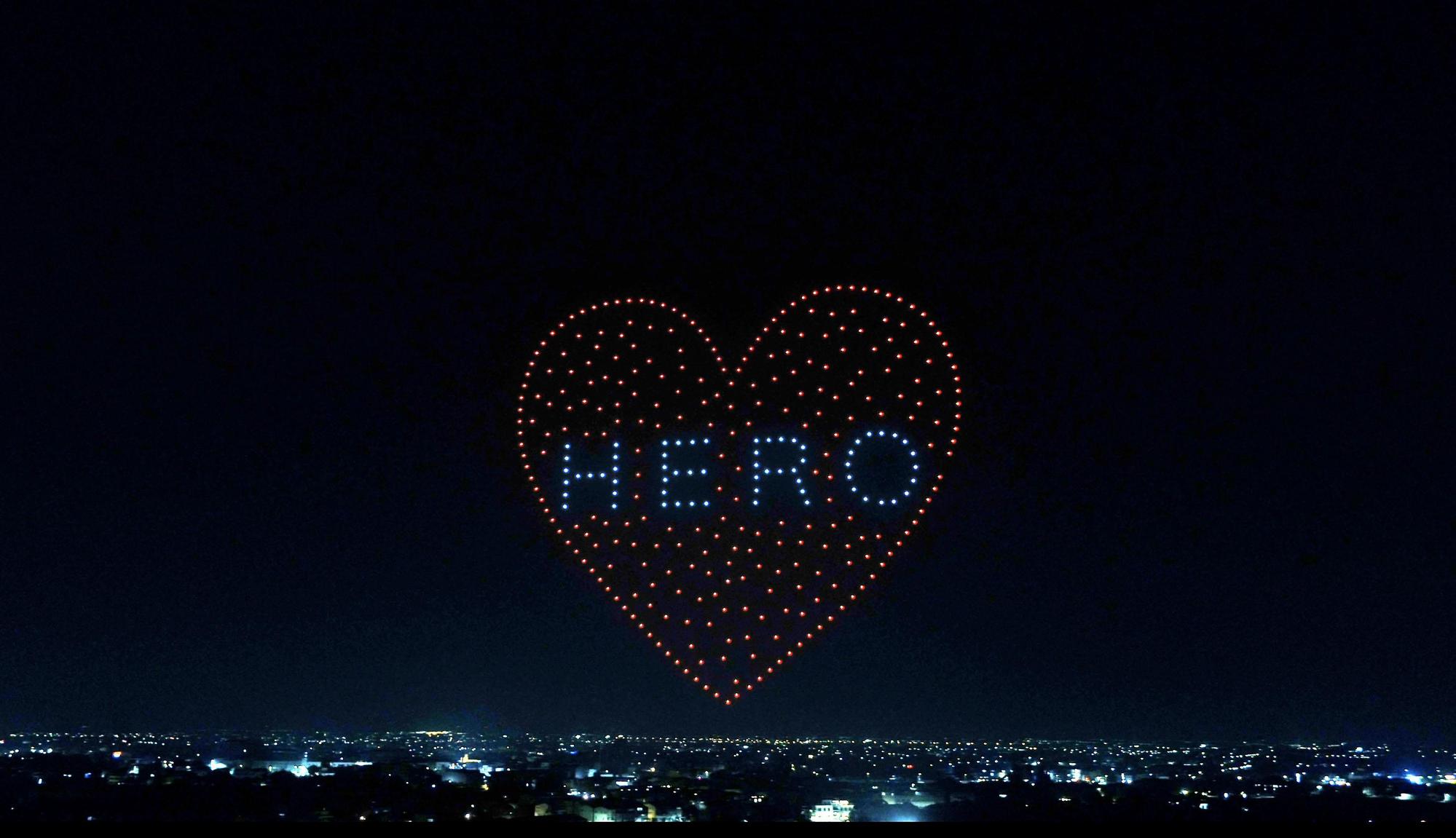 YOU ARE MY HERO、在空中排列出巨型大讚溫馨向防疫人員比愛心的隊形。