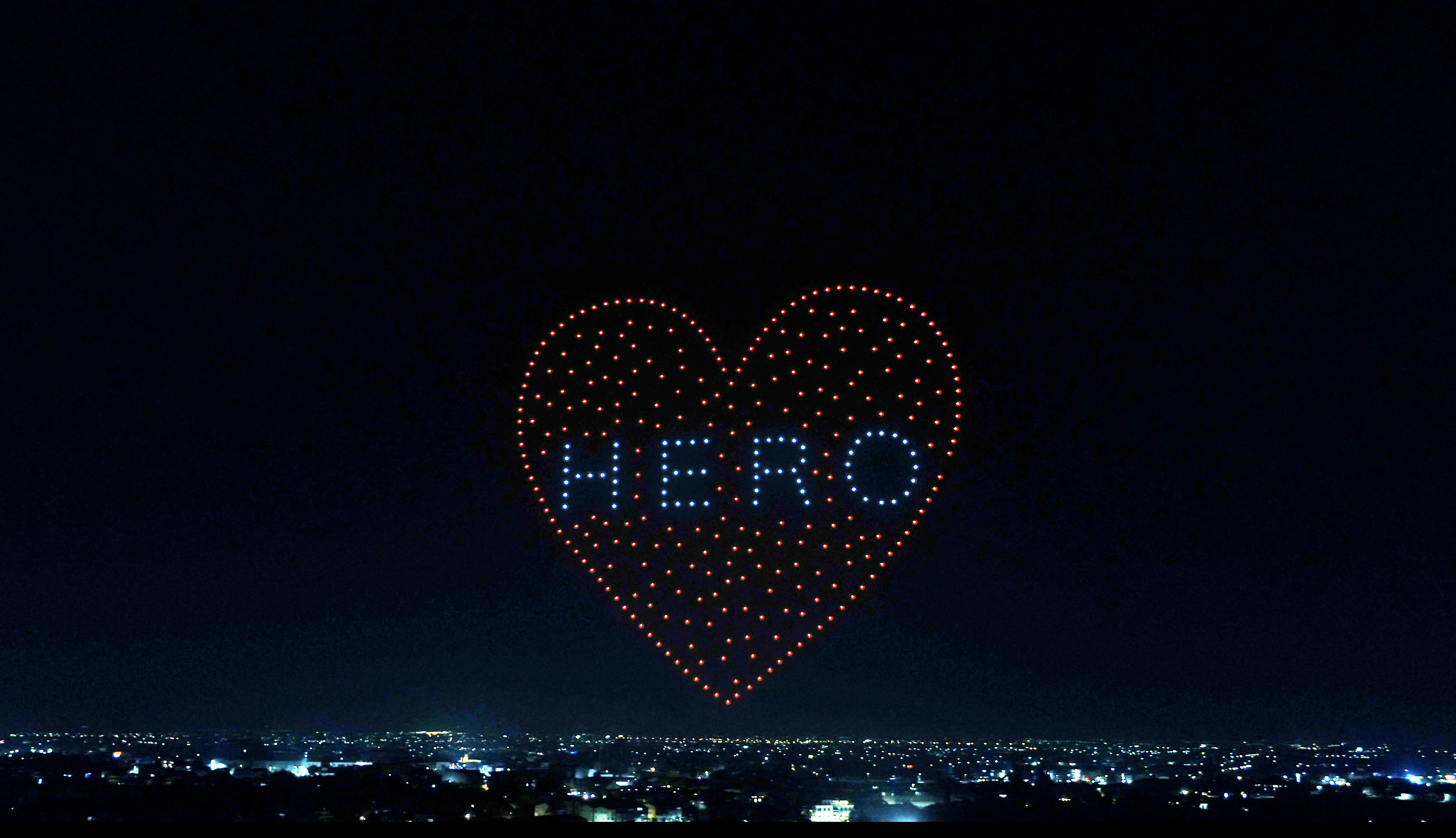 YOU ARE MY HERO、在空中排列出巨型大讚溫馨向防疫人員比愛心的隊形。