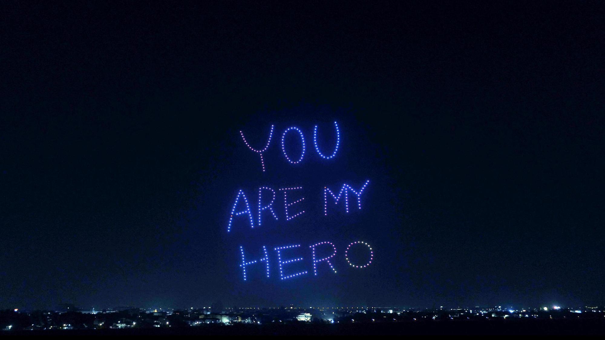 YOU ARE MY HERO、在空中排列出巨型大讚溫馨向防疫人員比愛心的隊形。