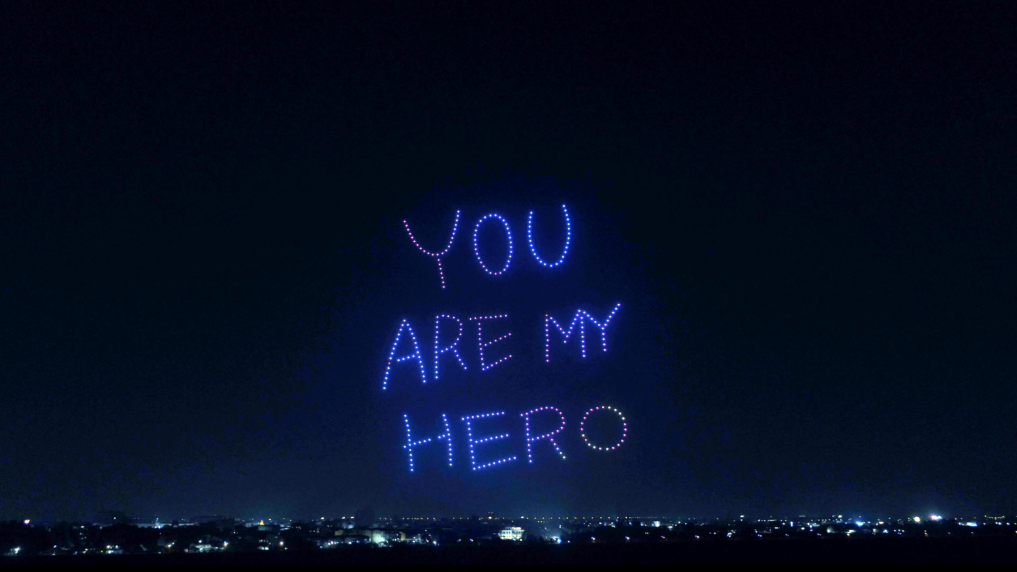 YOU ARE MY HERO、在空中排列出巨型大讚溫馨向防疫人員比愛心的隊形。