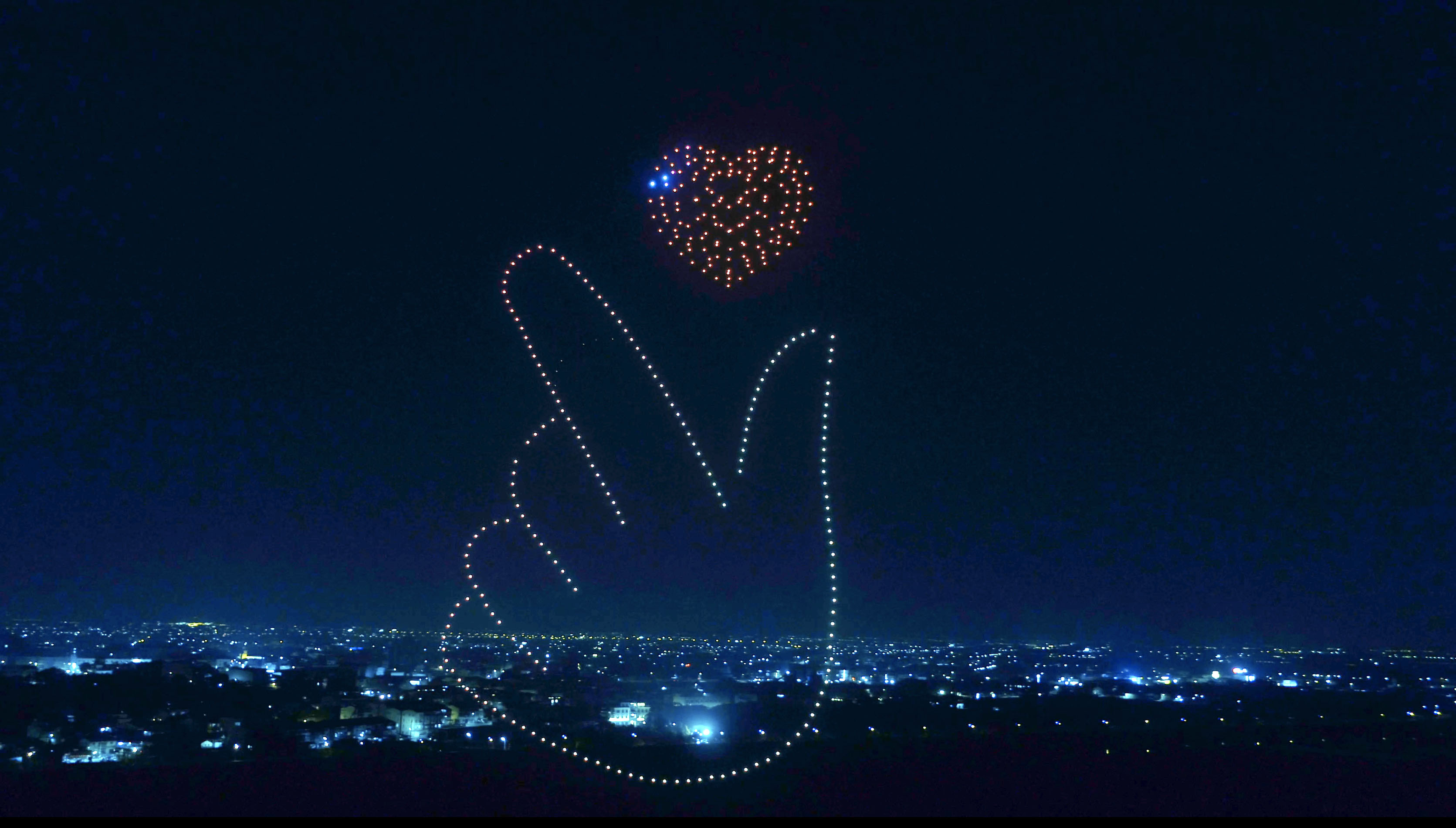 YOU ARE MY HERO、在空中排列出巨型大讚溫馨向防疫人員比愛心的隊形。