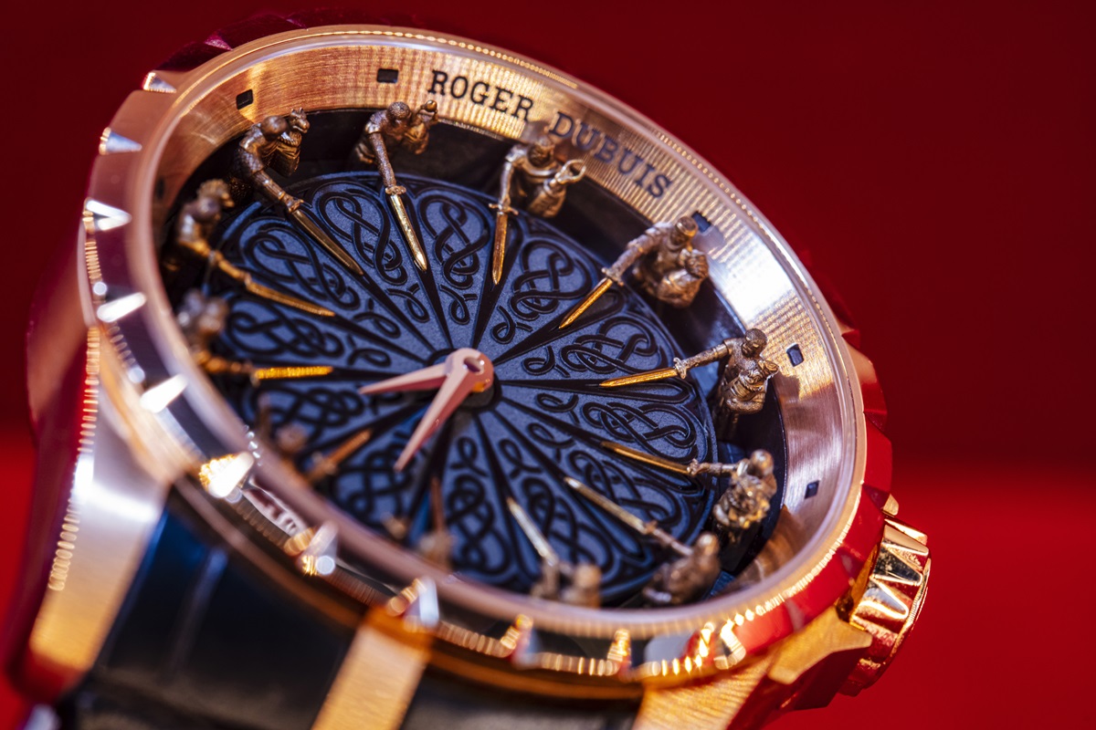 羅杰杜彼全球唯一站的「Excalibur王者系列圓桌騎士限量珍藏腕錶展」。圖為2017年錶款，錶盤以墨玉配以古銅雕刻的12位圓桌騎士。