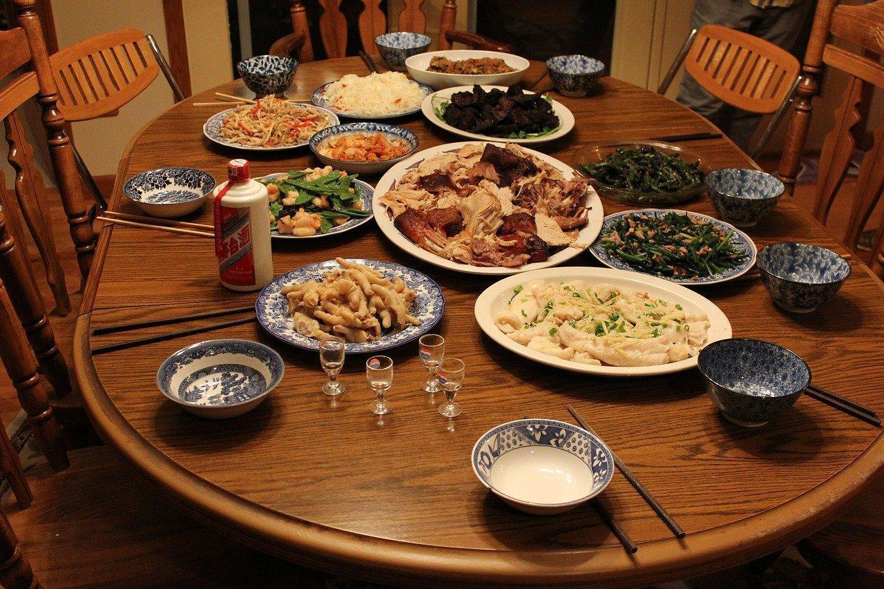 圍爐是過年的重頭戲，不過卻有1名人妻抱怨，婆婆都把過年好菜留給小姑。（示意圖，Pixabay）
