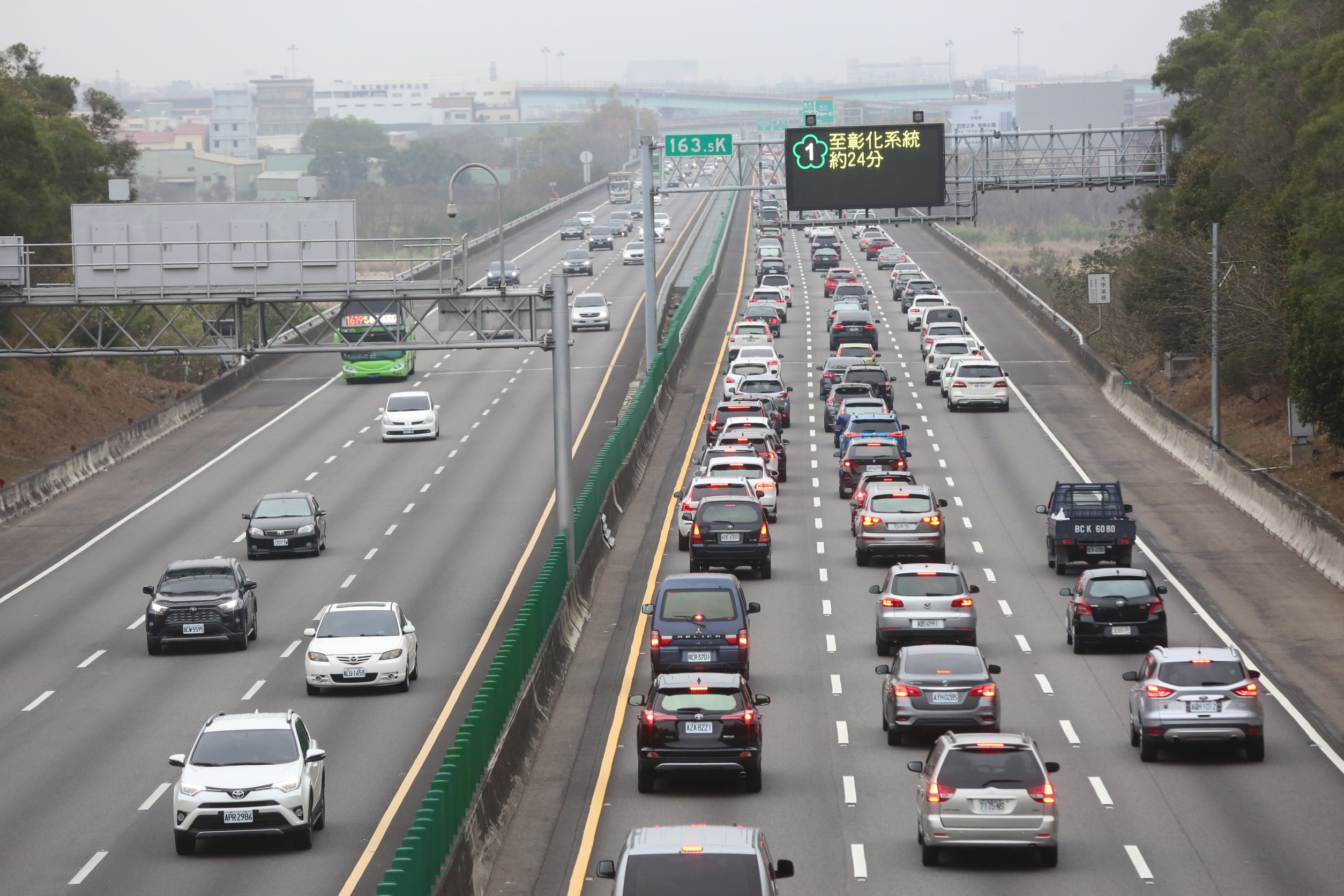 今年春節提早至小年夜彈性放假，今天下午過後中部國道出現一波車潮。