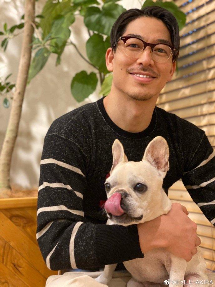 AKIRA最近新養的愛犬取名叫「Hope」。(翻攝AKIRA 微博)