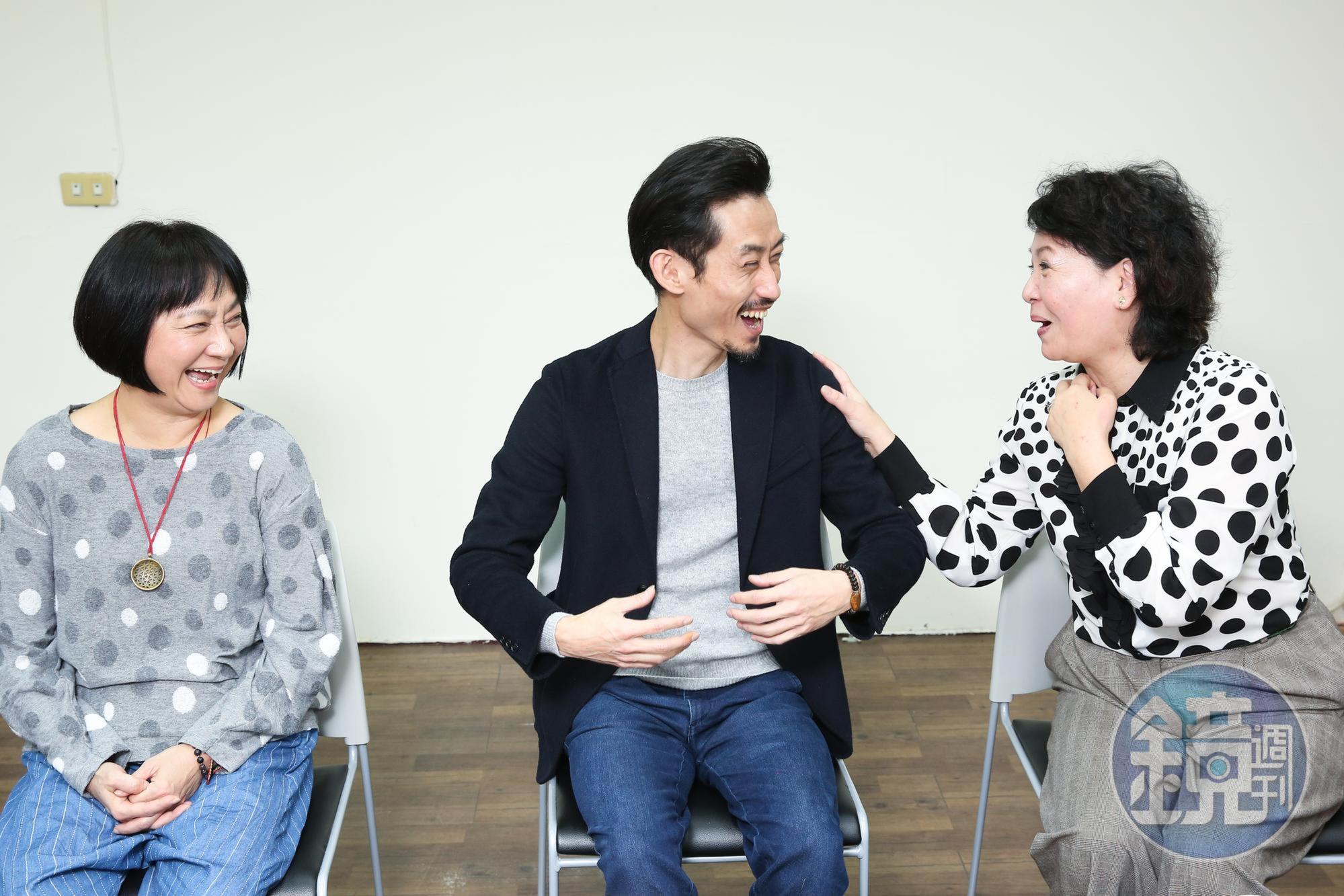 王琄(右)建議陳竹昇50歲生日時用辦桌來辦「壽宴」,讓陳竹昇嚇得直呼「母湯」,三人笑得超開懷。