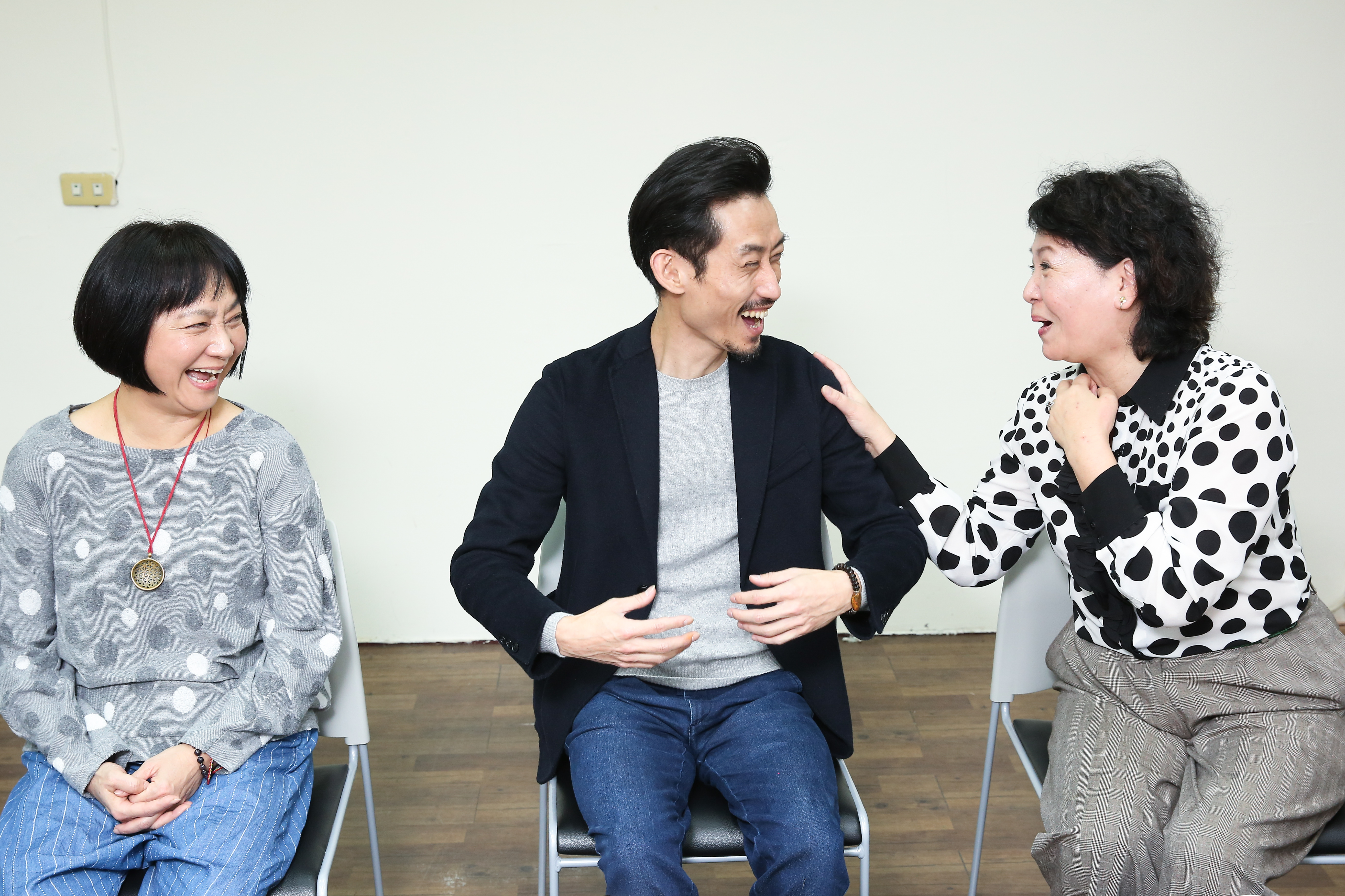 王琄(右)建議陳竹昇50歲生日時用辦桌來辦「壽宴」,讓陳竹昇嚇得直呼「母湯」,三人笑得超開懷。