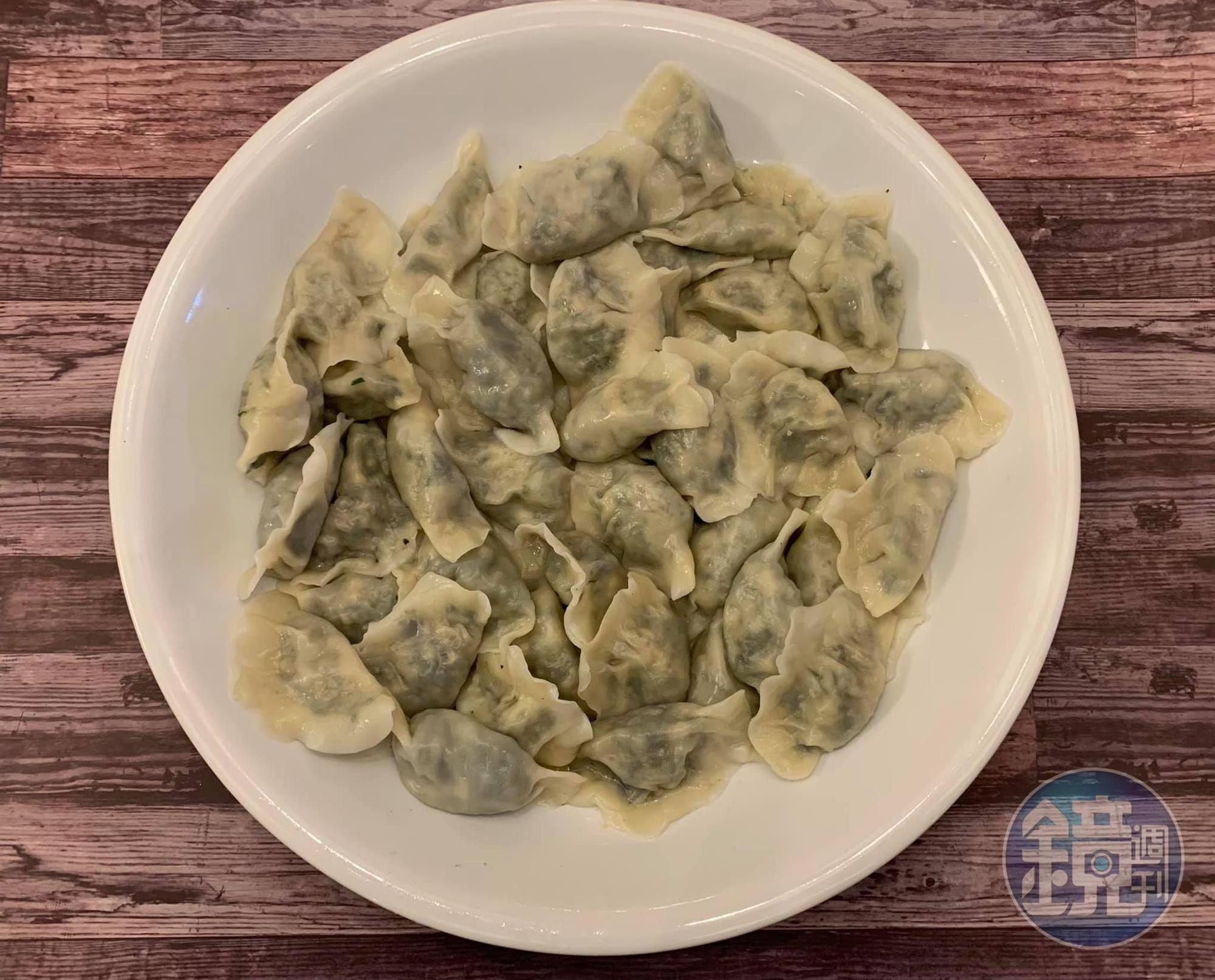 自己包「薺菜素餃子」，大年初一祭祖後享用，是我家過年的儀式之一。