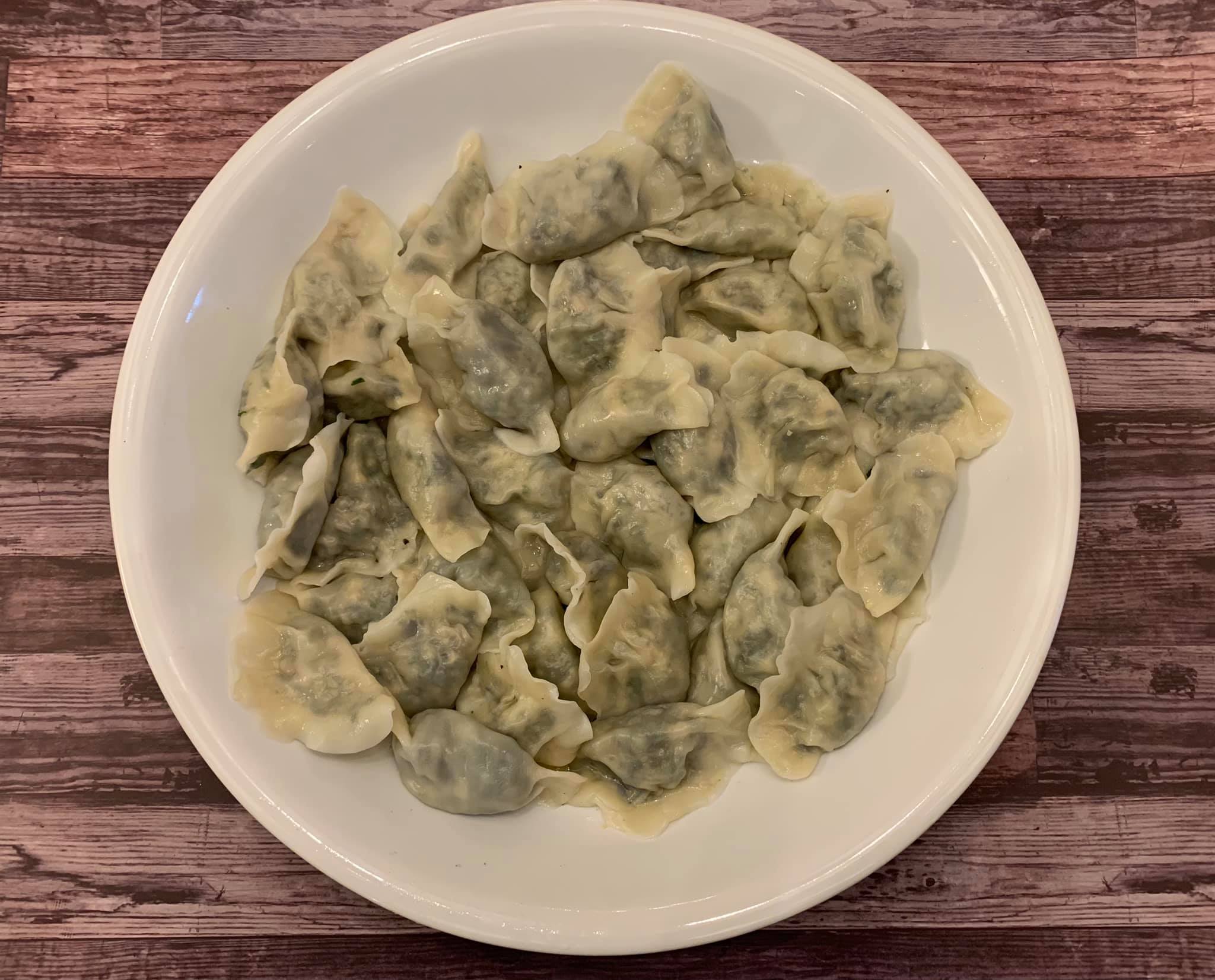 自己包「薺菜素餃子」，大年初一祭祖後享用，是我家過年的儀式之一。