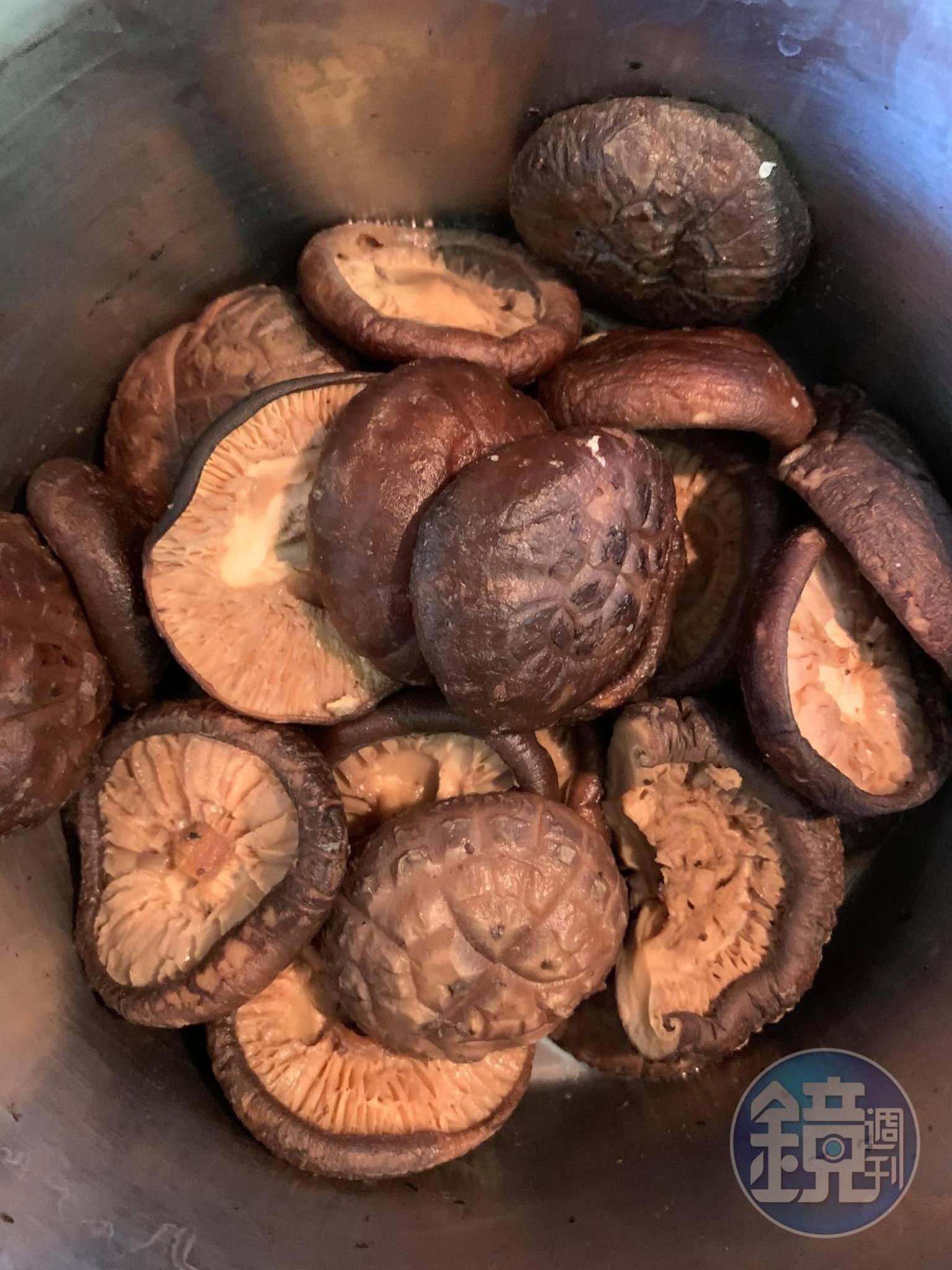 滷好的香菇。