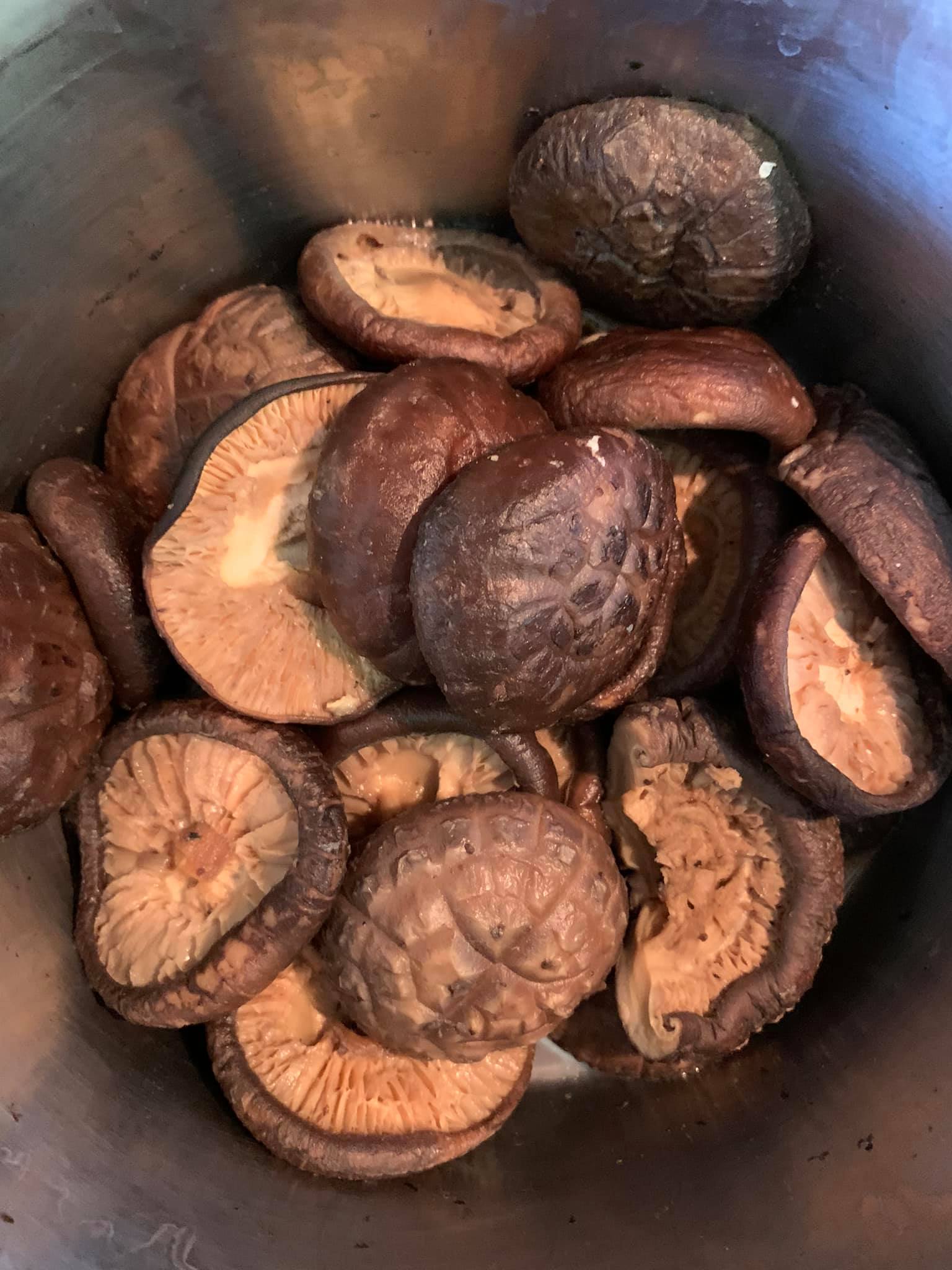 滷好的香菇。