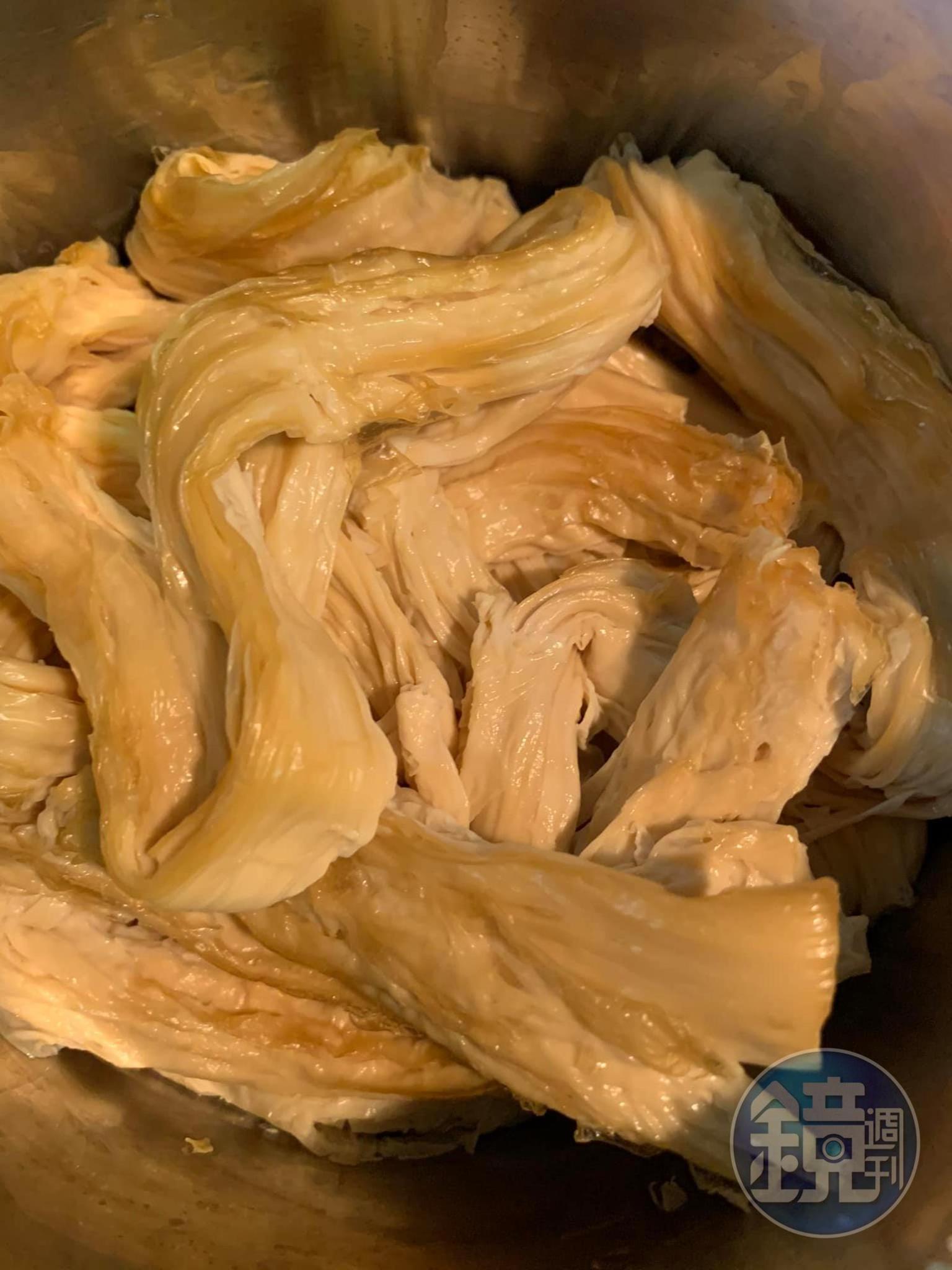 腐竹煮熟。