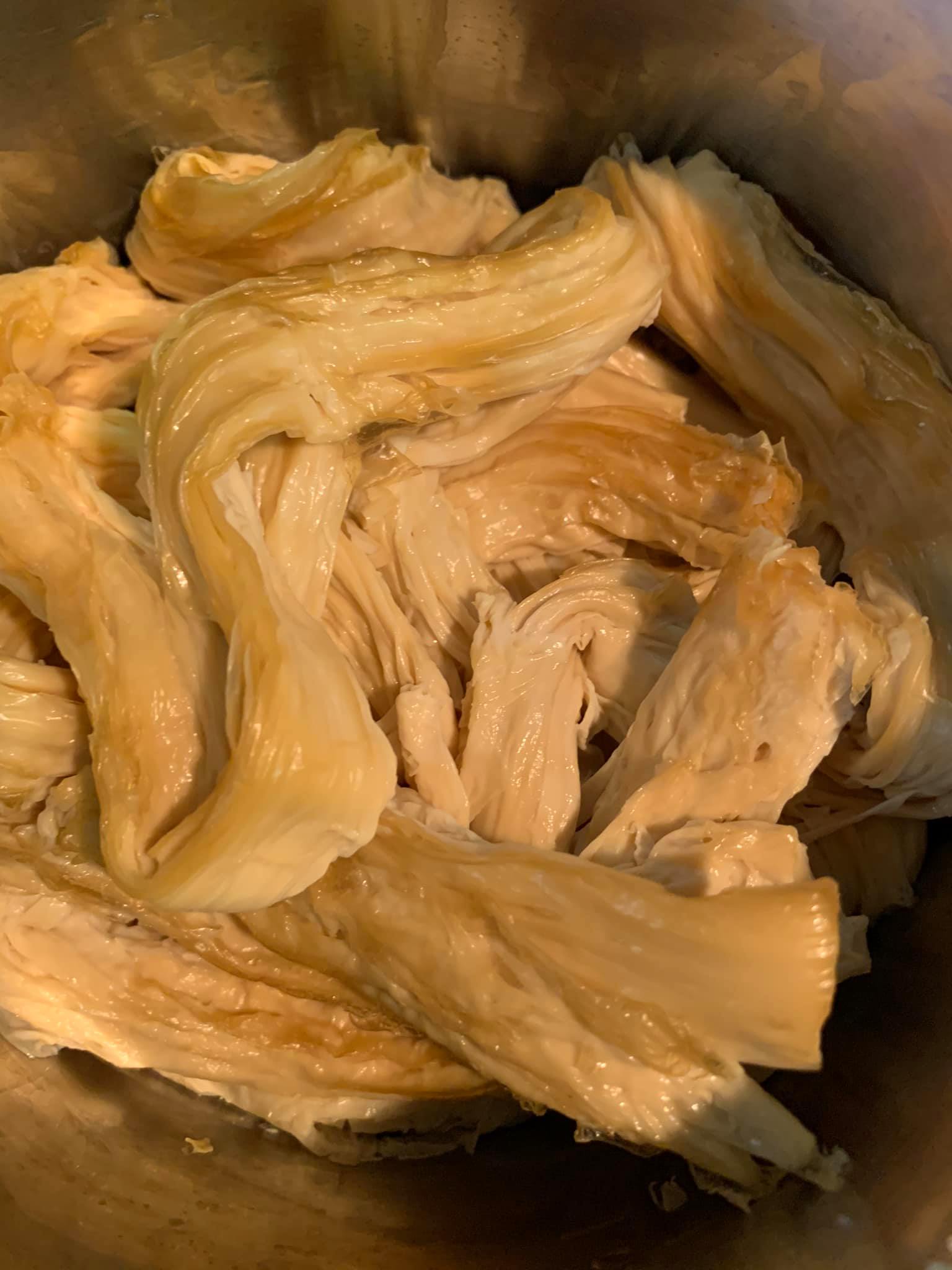 腐竹煮熟。