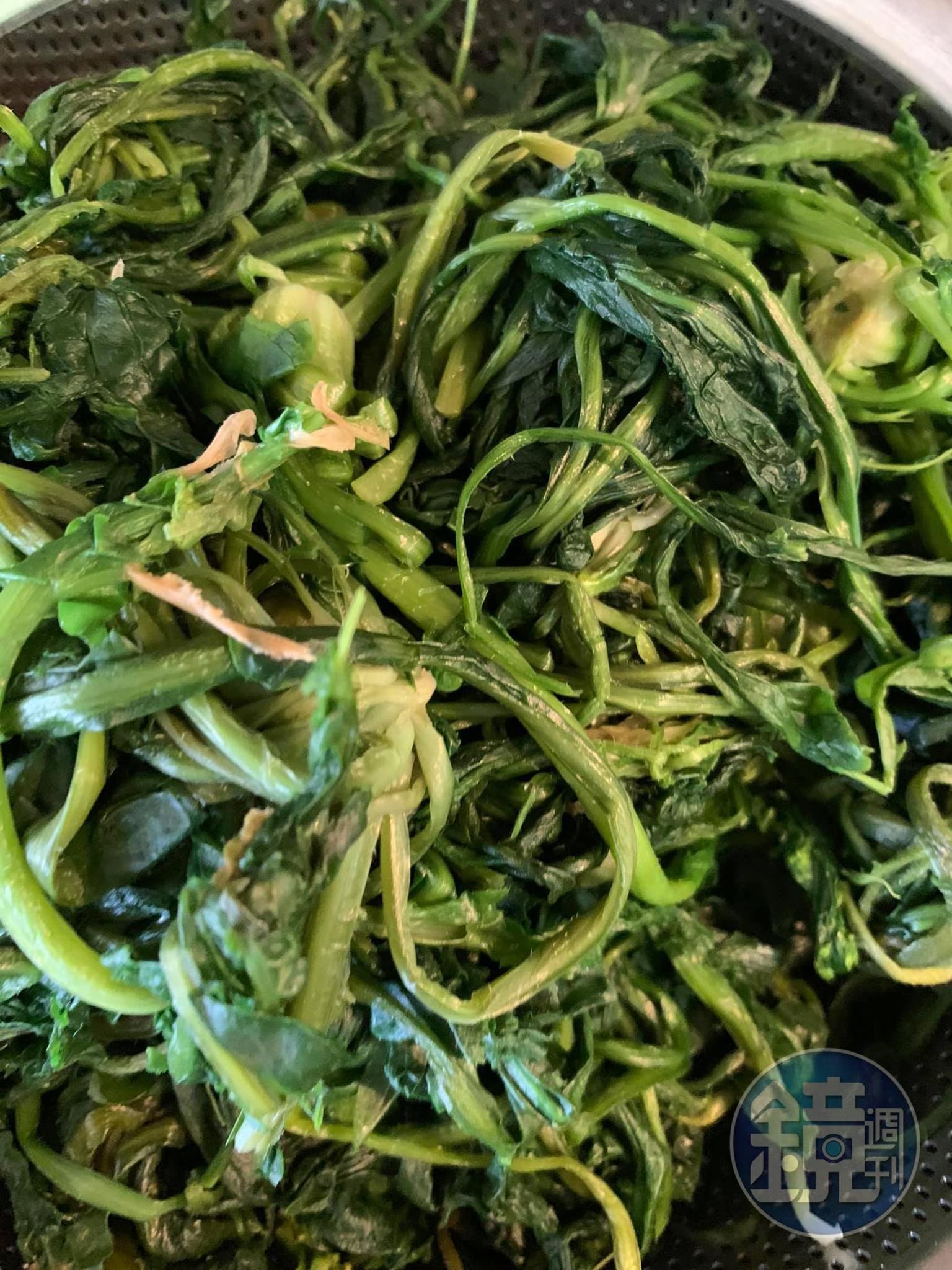汆燙過的薺菜。