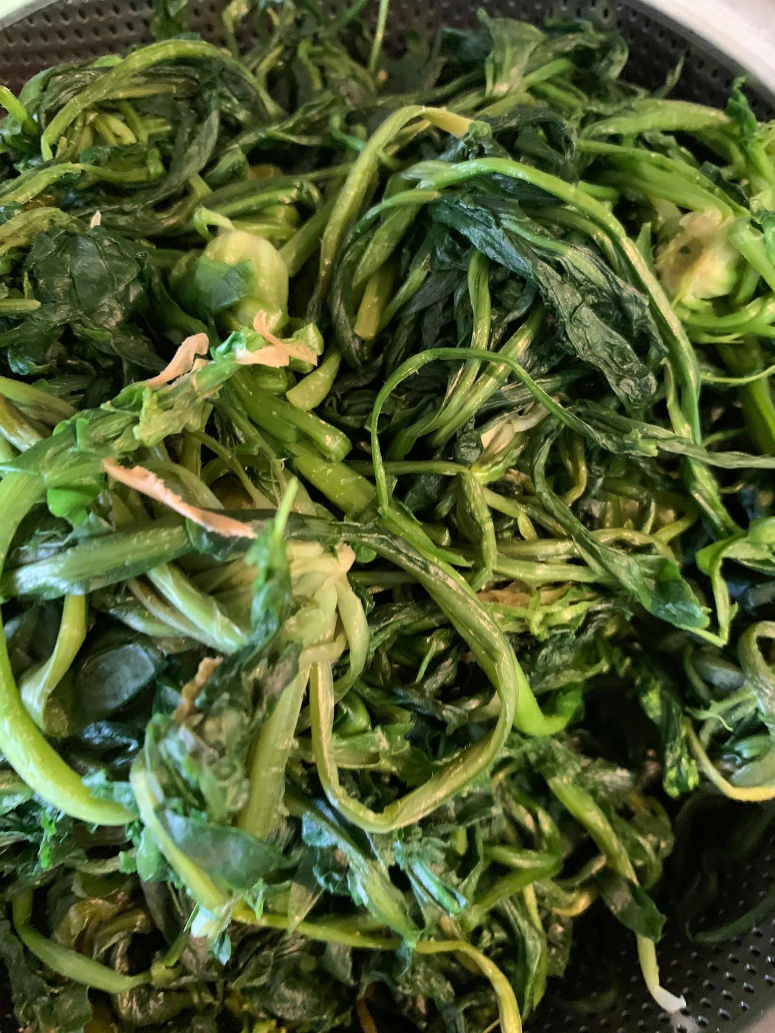 汆燙過的薺菜。