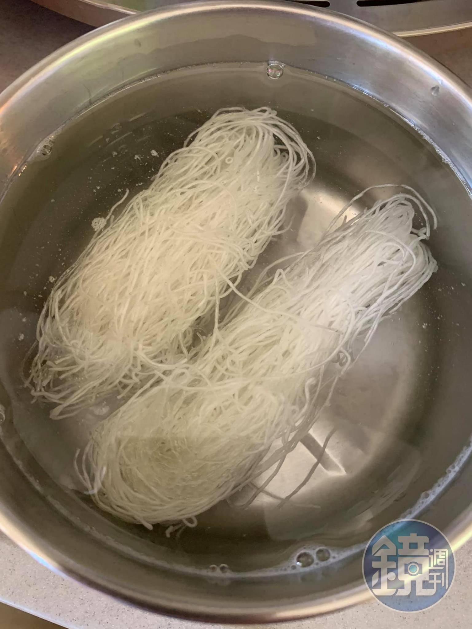 粉絲先泡水。