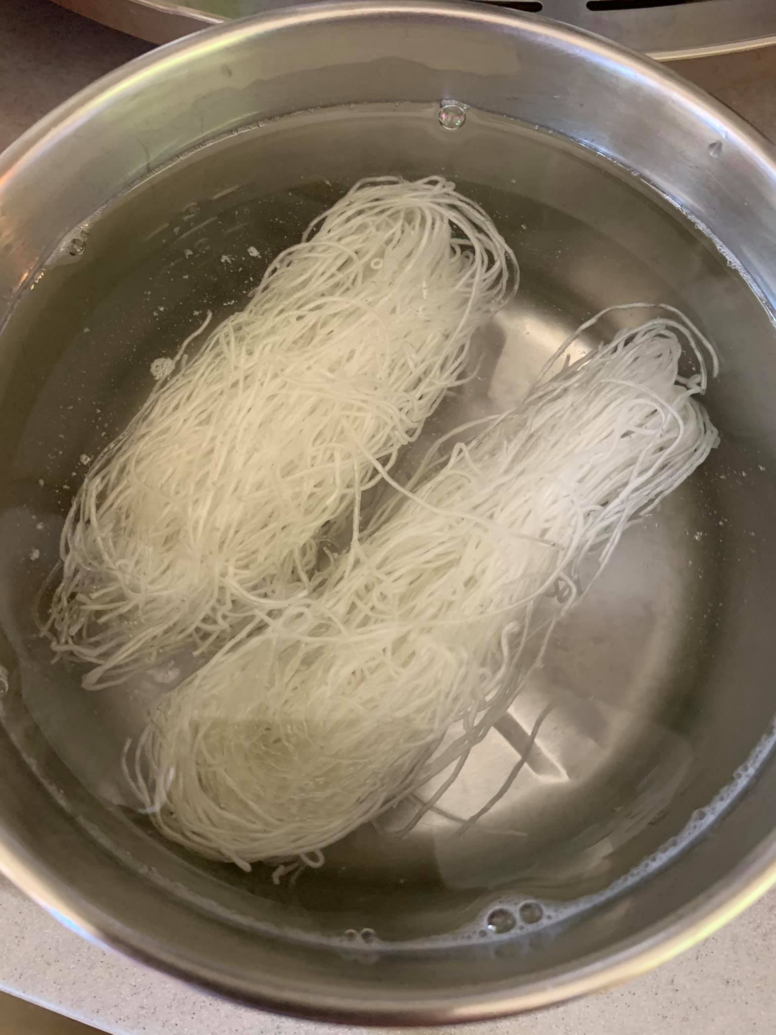 粉絲先泡水。