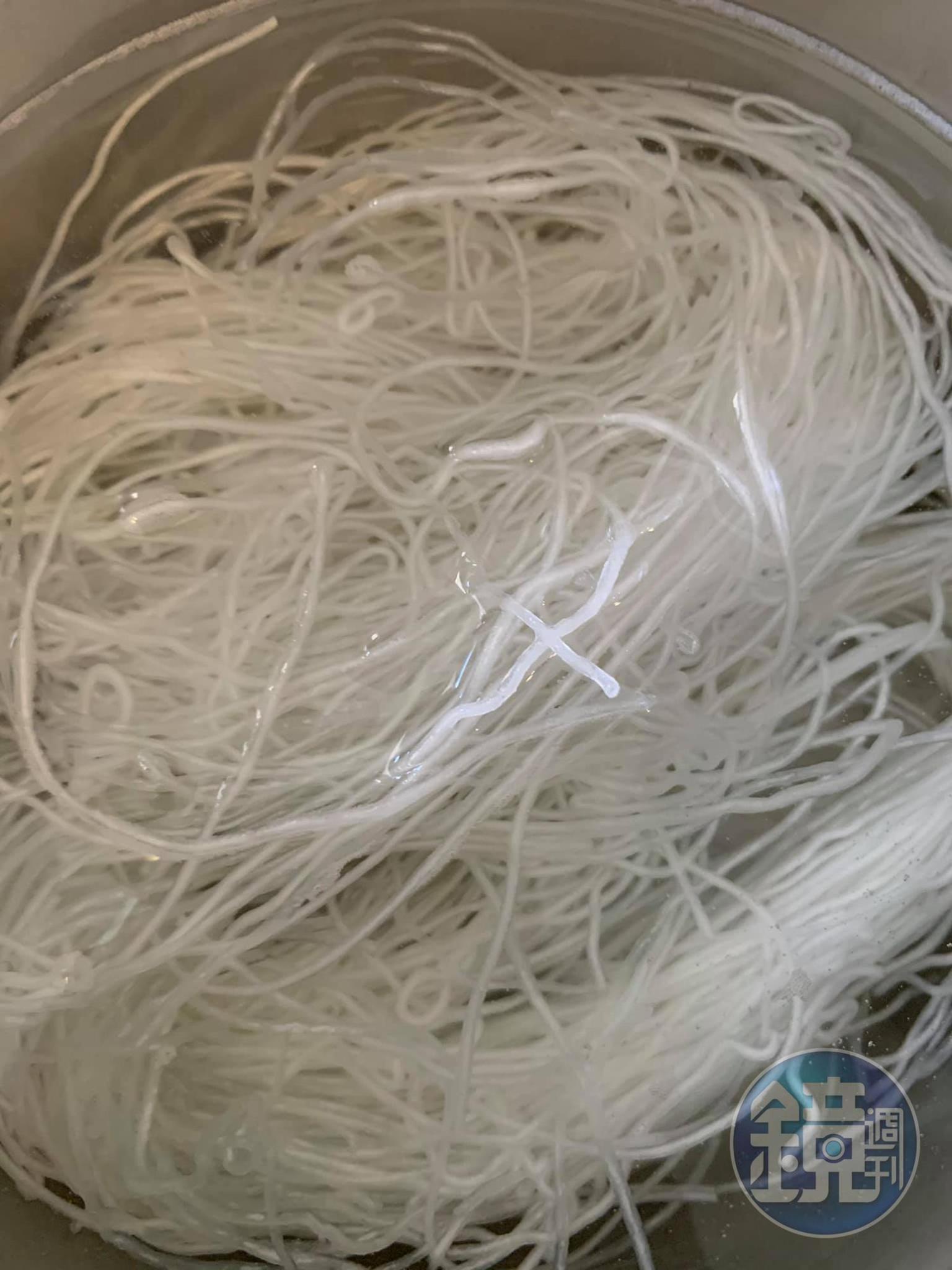 用熱水泡過的粉絲。