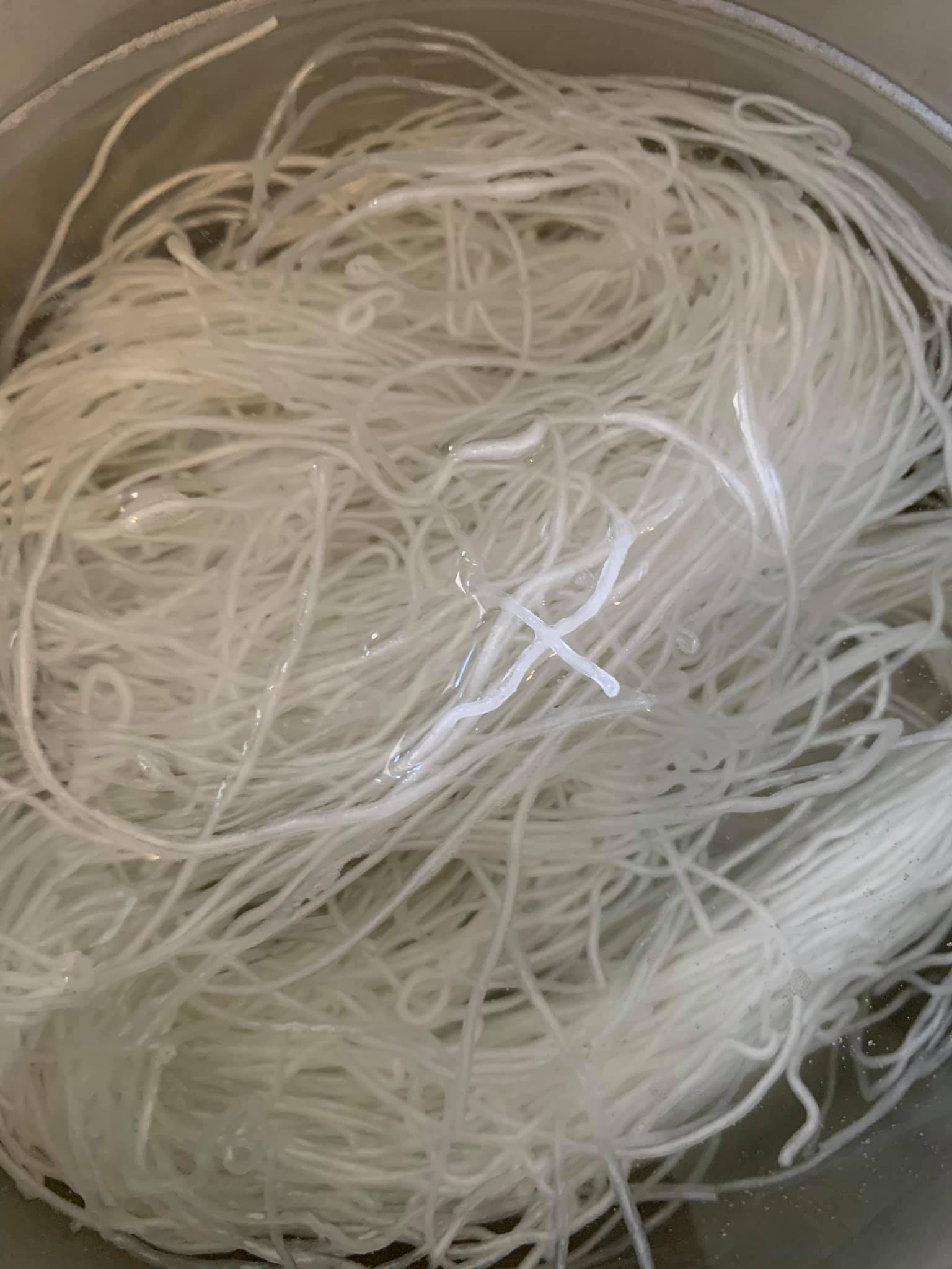 用熱水泡過的粉絲。