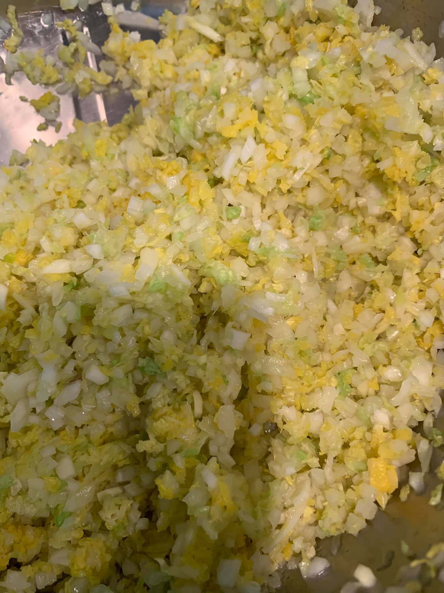 白菜心切末，撒鹽拌勻。