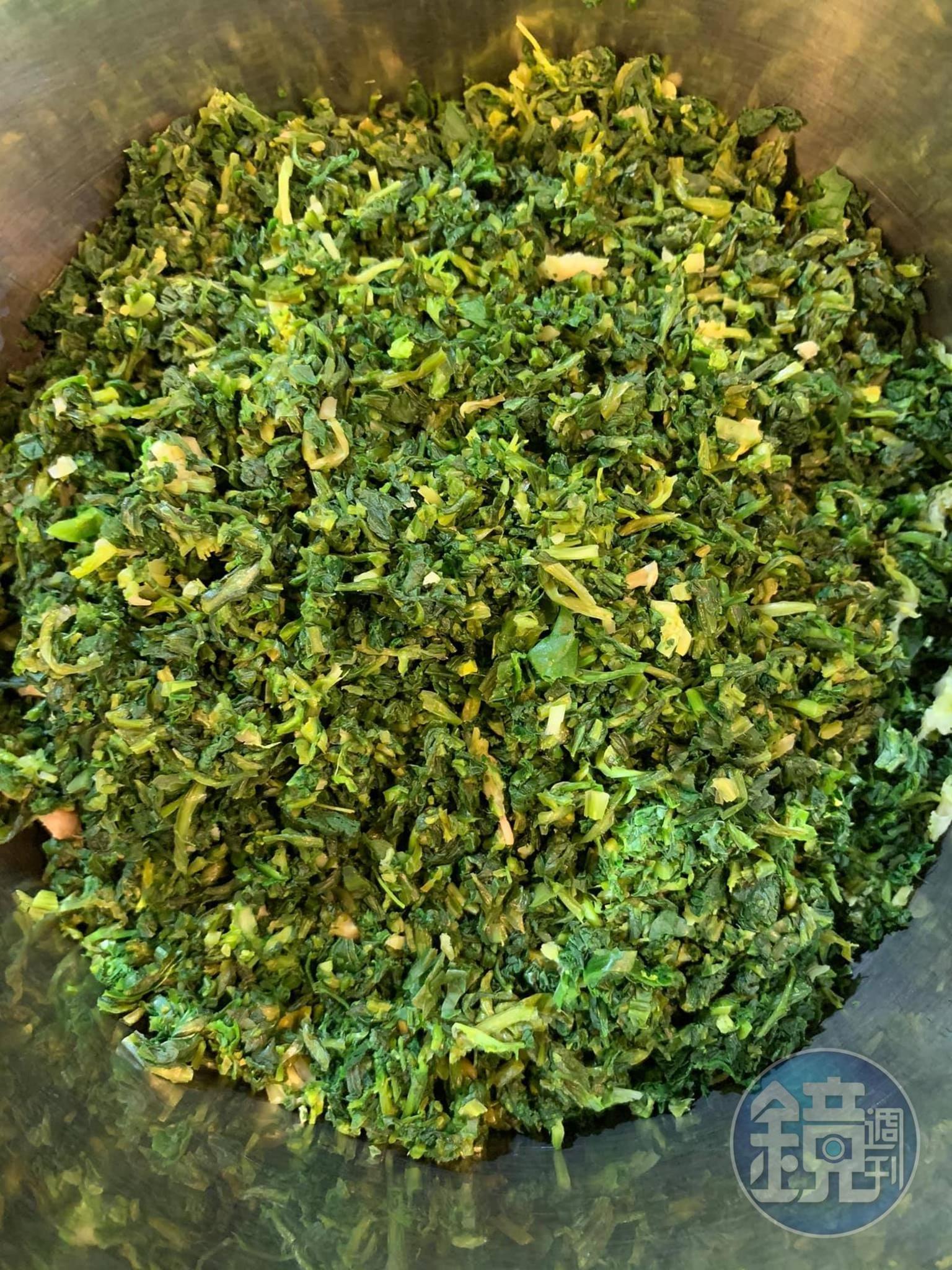 薺菜刴碎，撒鹽拌勻