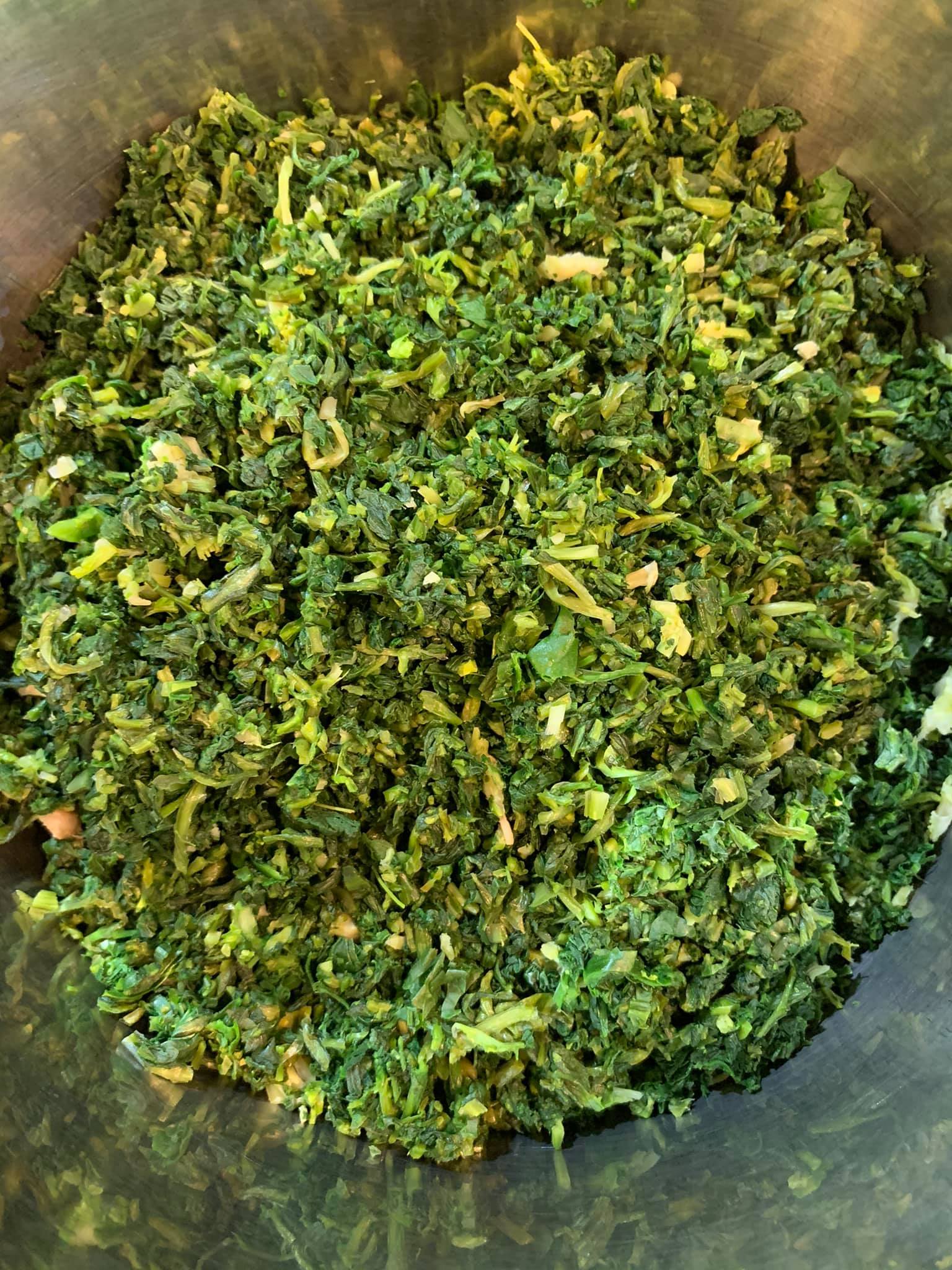 薺菜刴碎，撒鹽拌勻