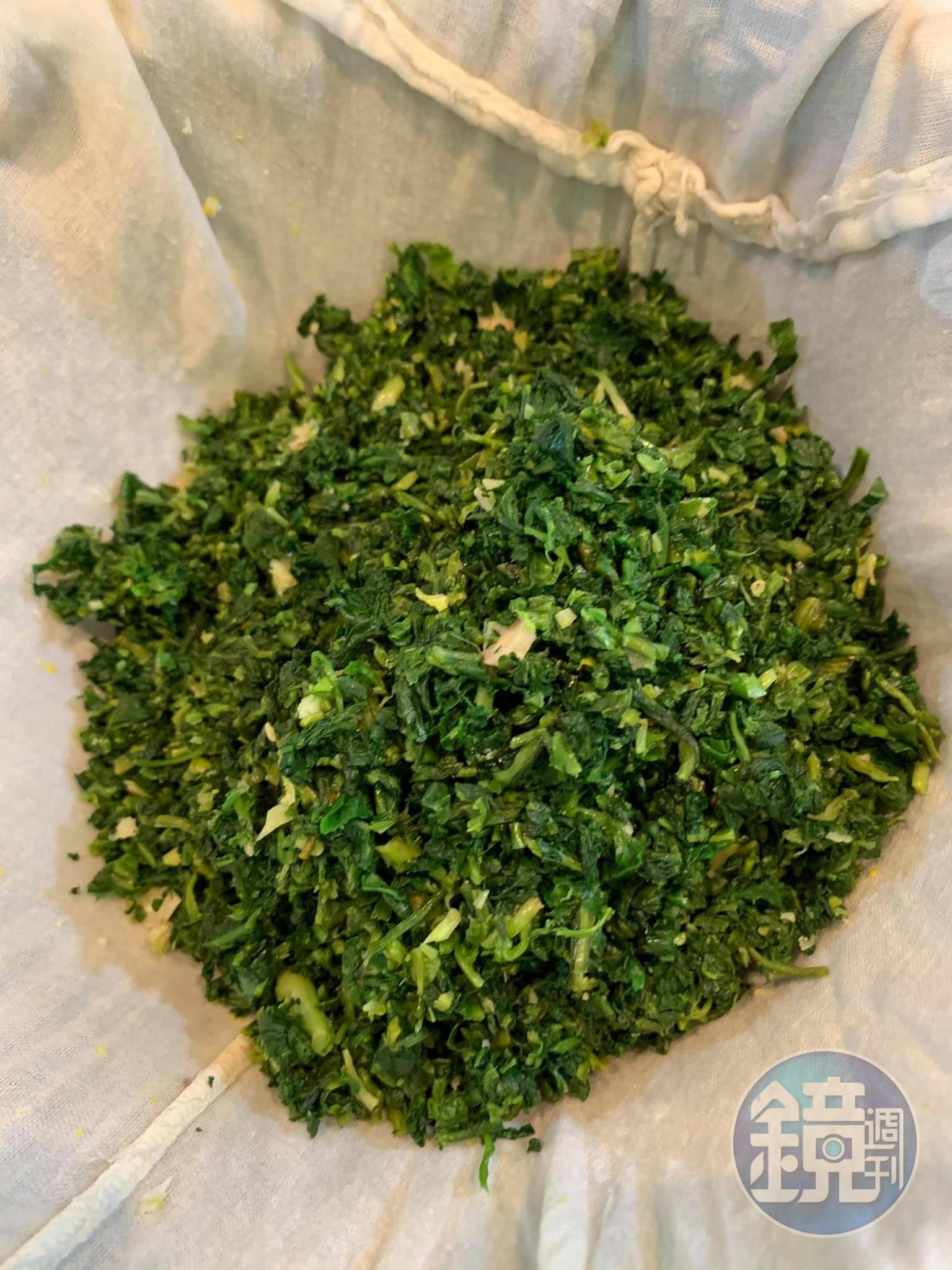 薺菜放到紗布上。