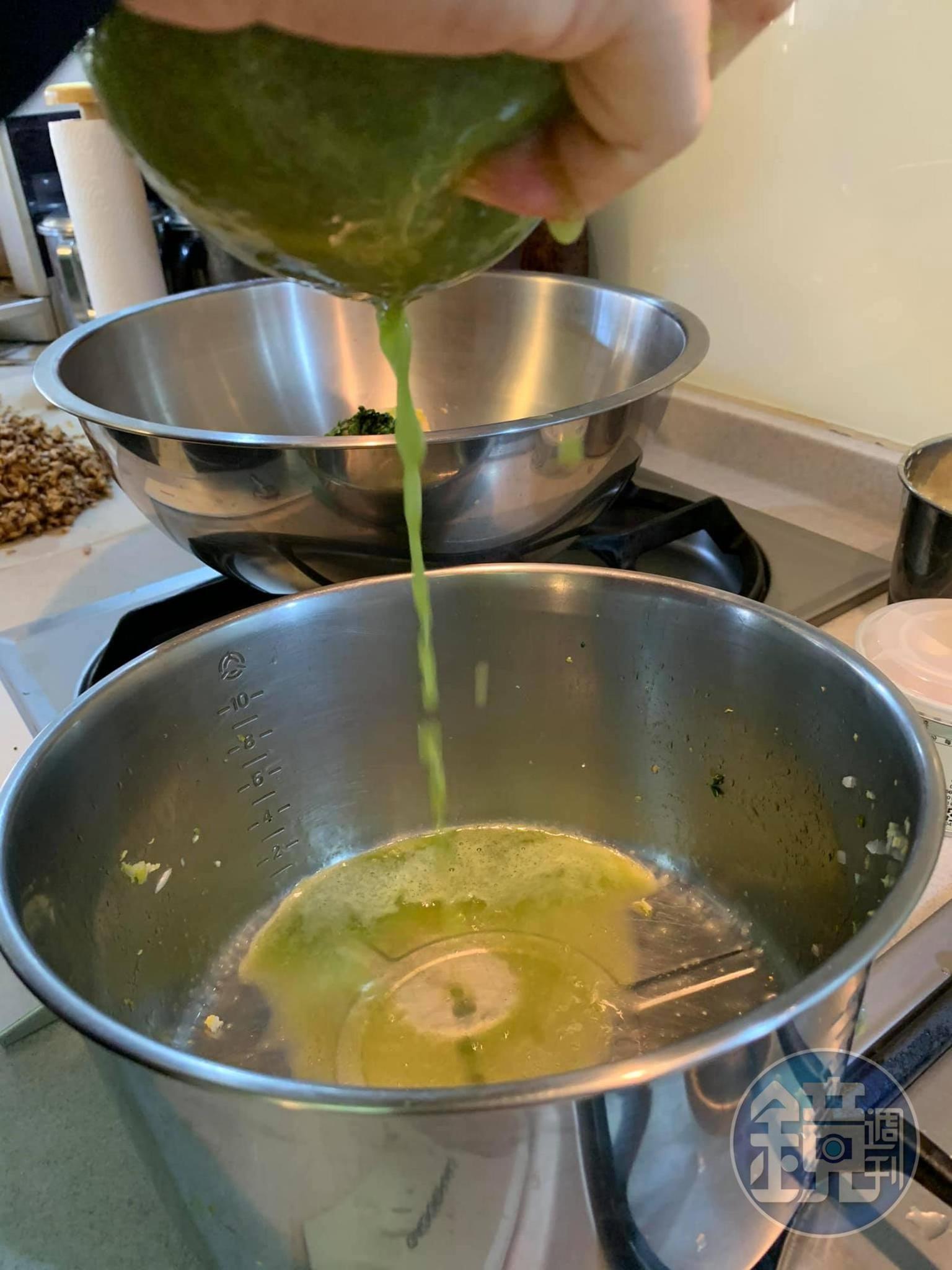 同樣擠出大量水分。