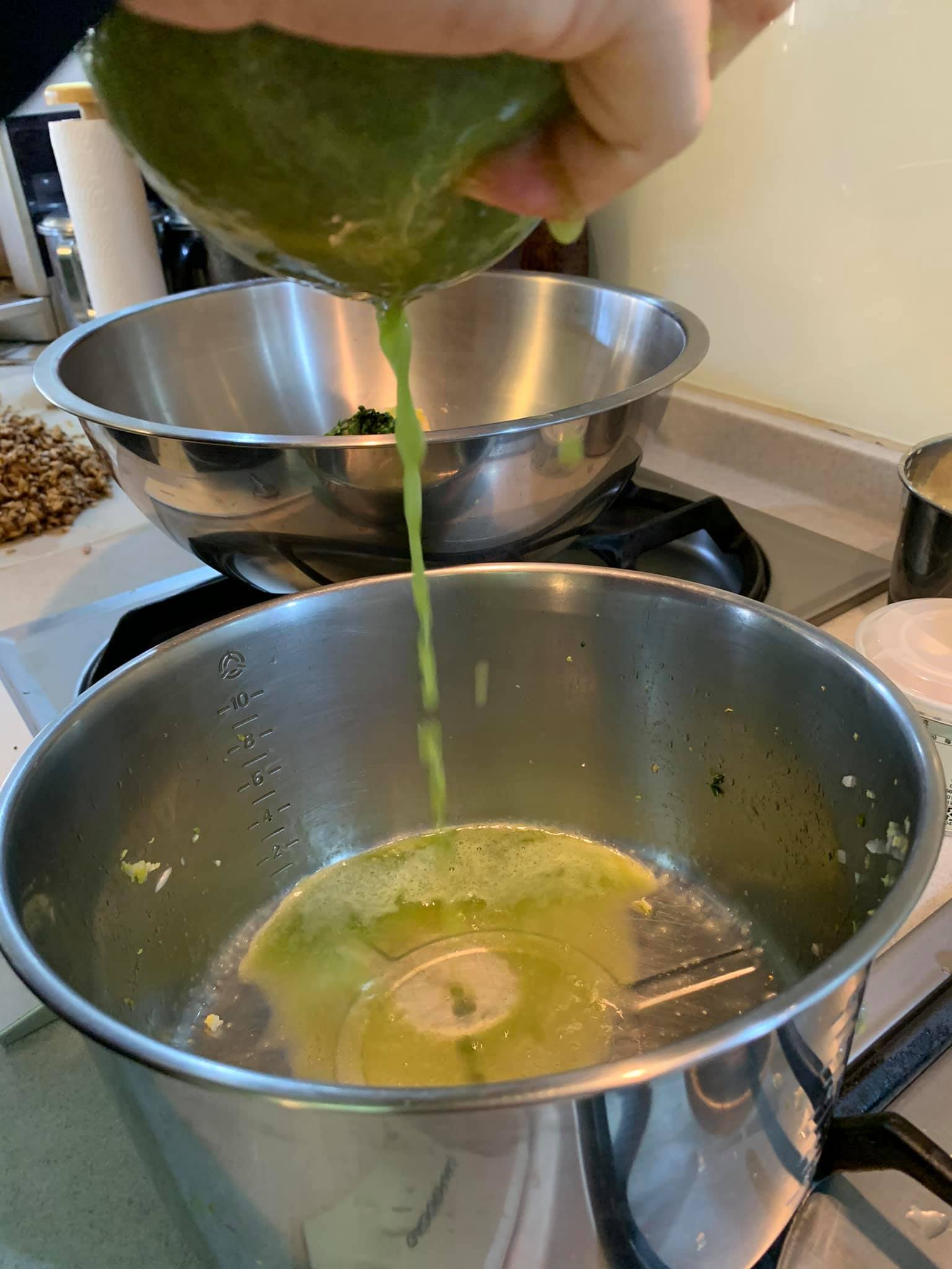同樣擠出大量水分。
