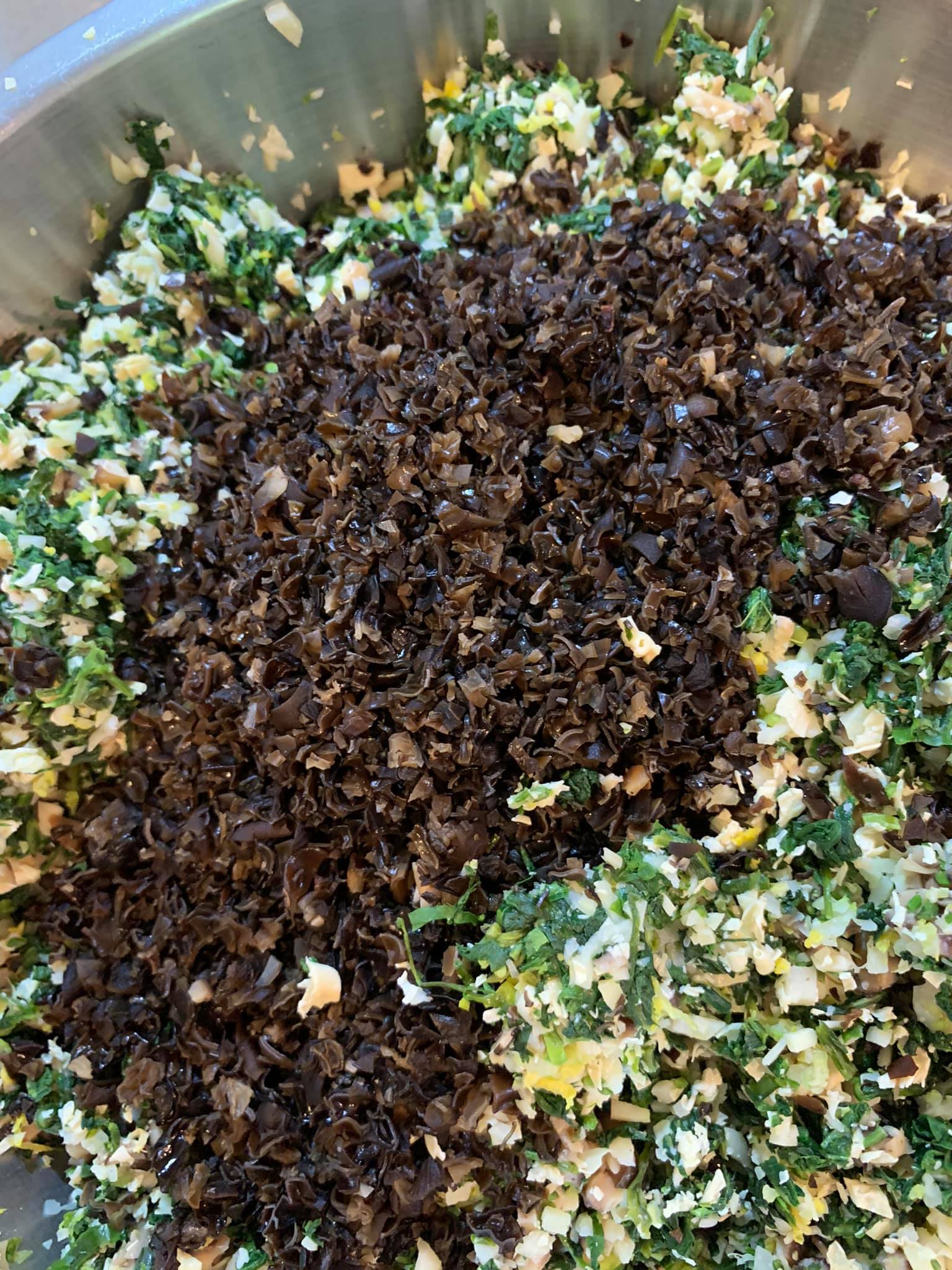 切碎的木耳入盆。