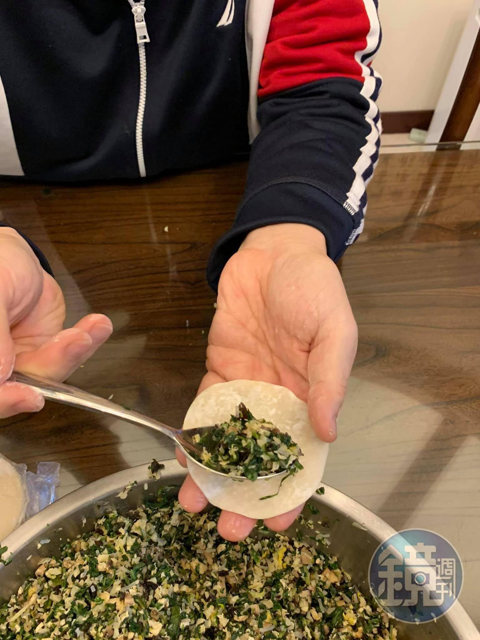 開始包水餃。