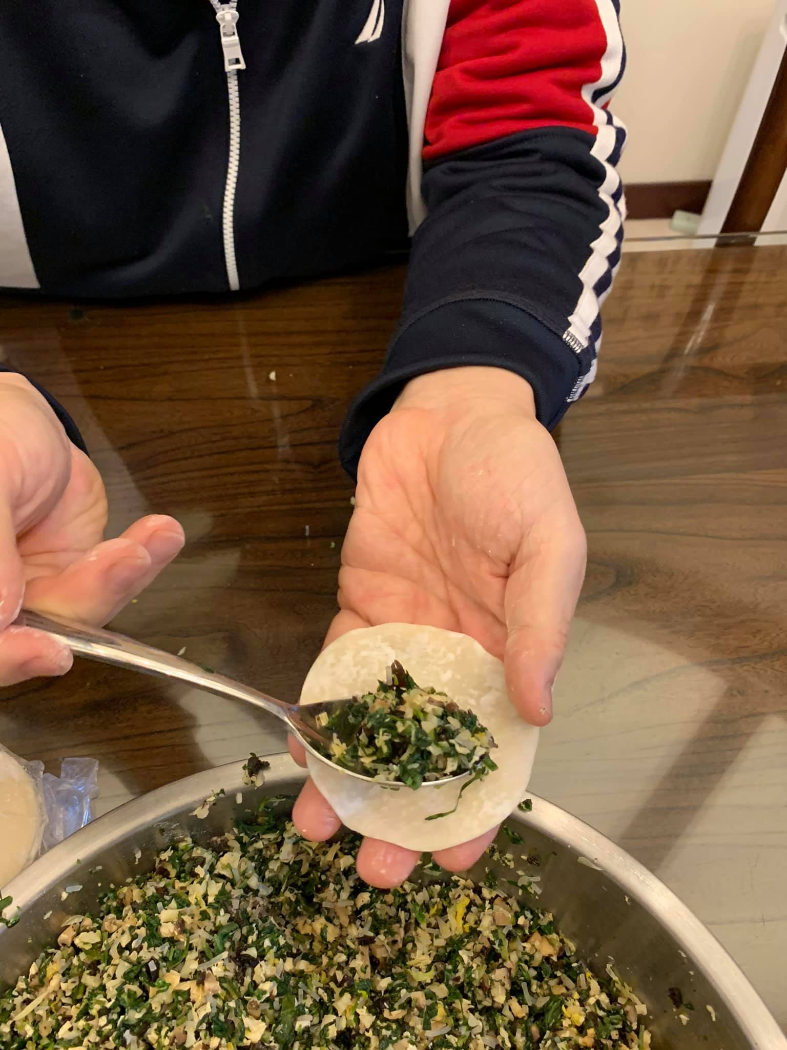 開始包水餃。