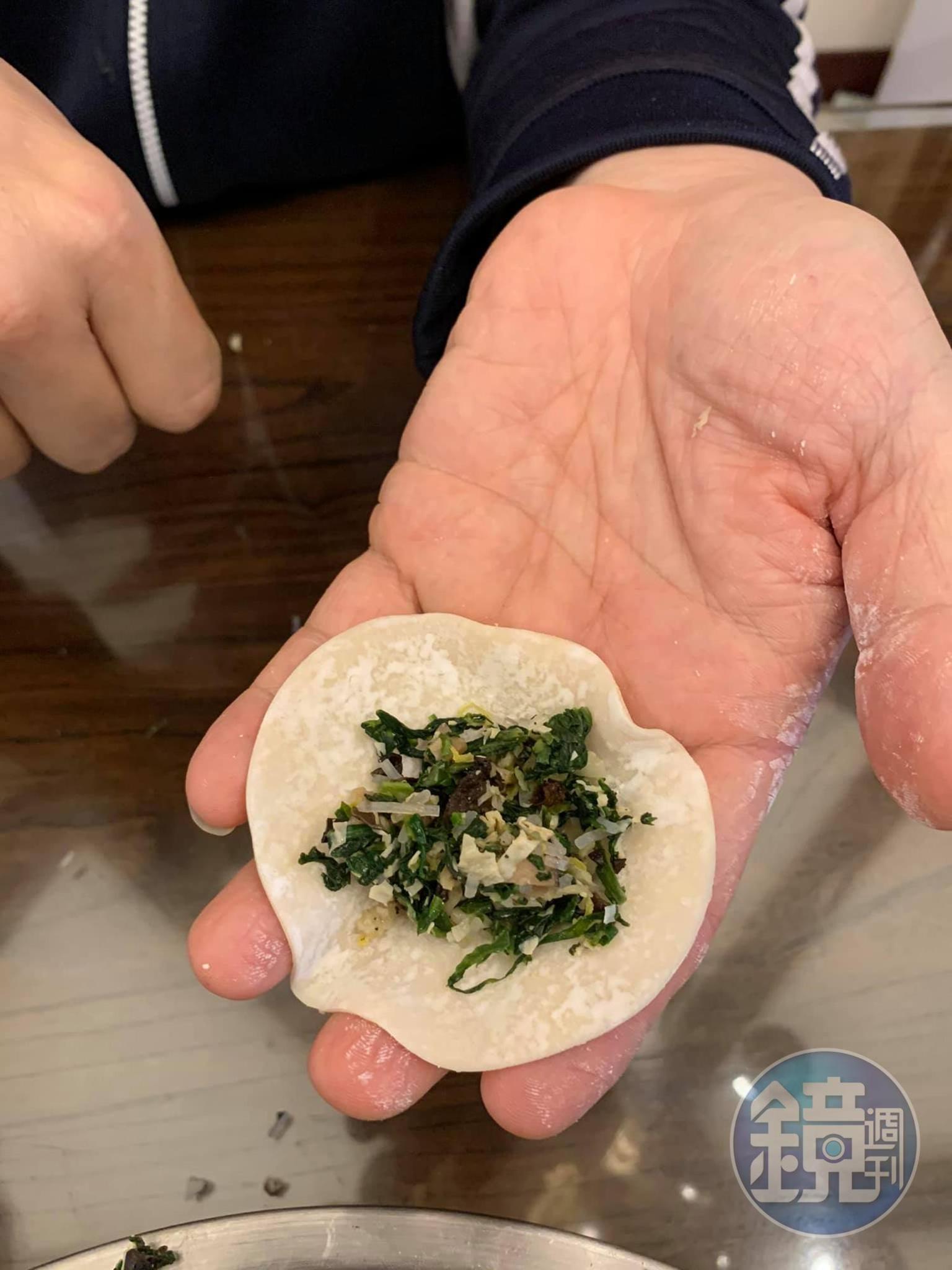 分解動作1，把餡料舀適量到水餃皮上。