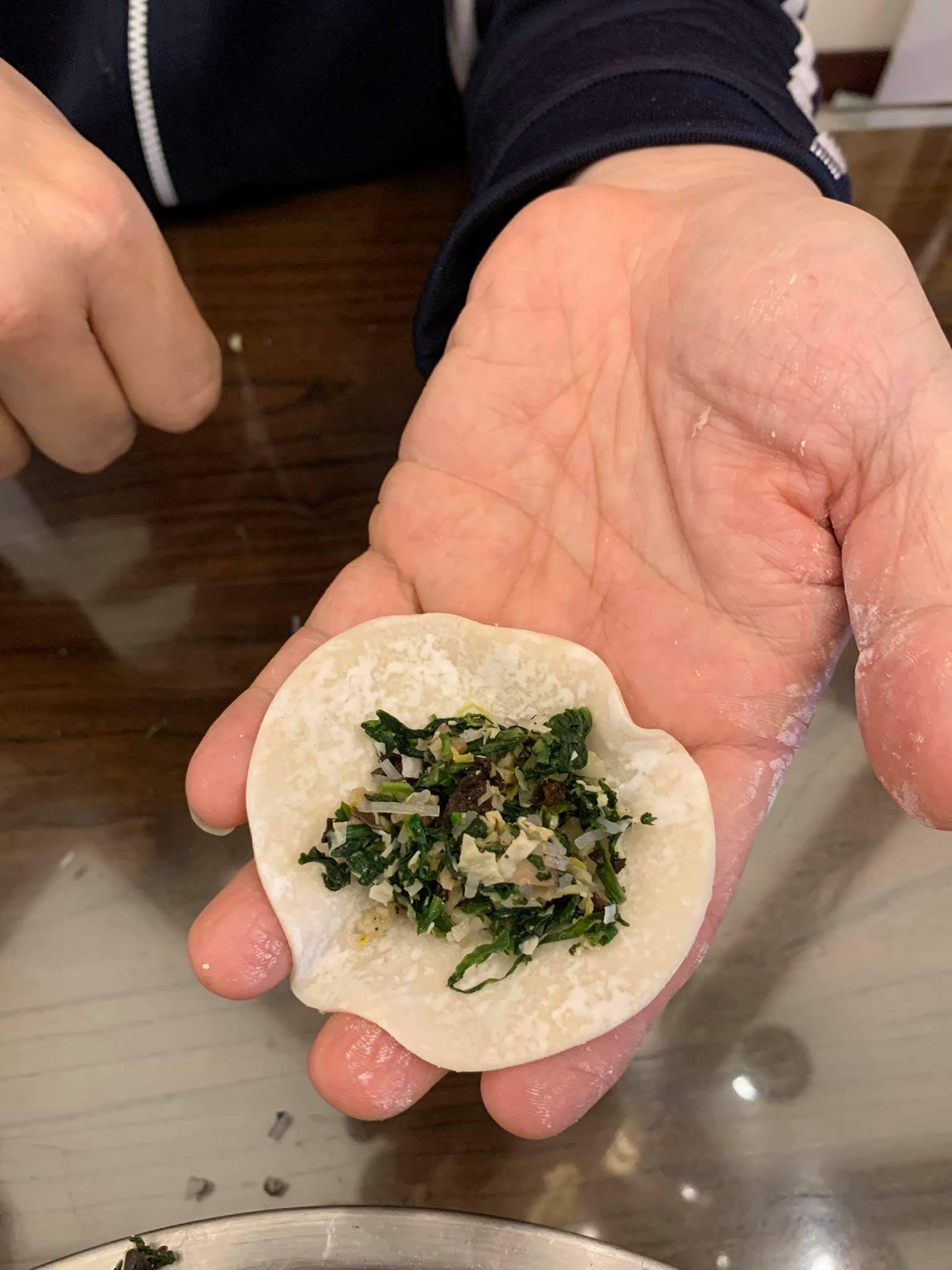 分解動作1，把餡料舀適量到水餃皮上。