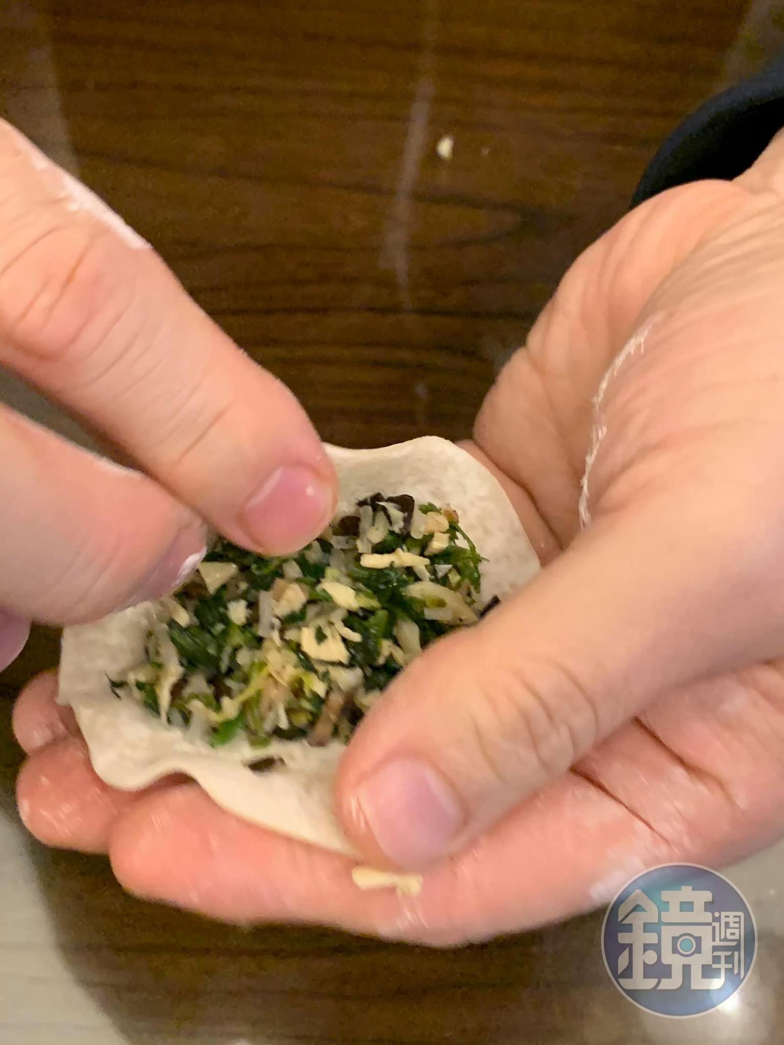分解動作2，準備對折水餃皮。