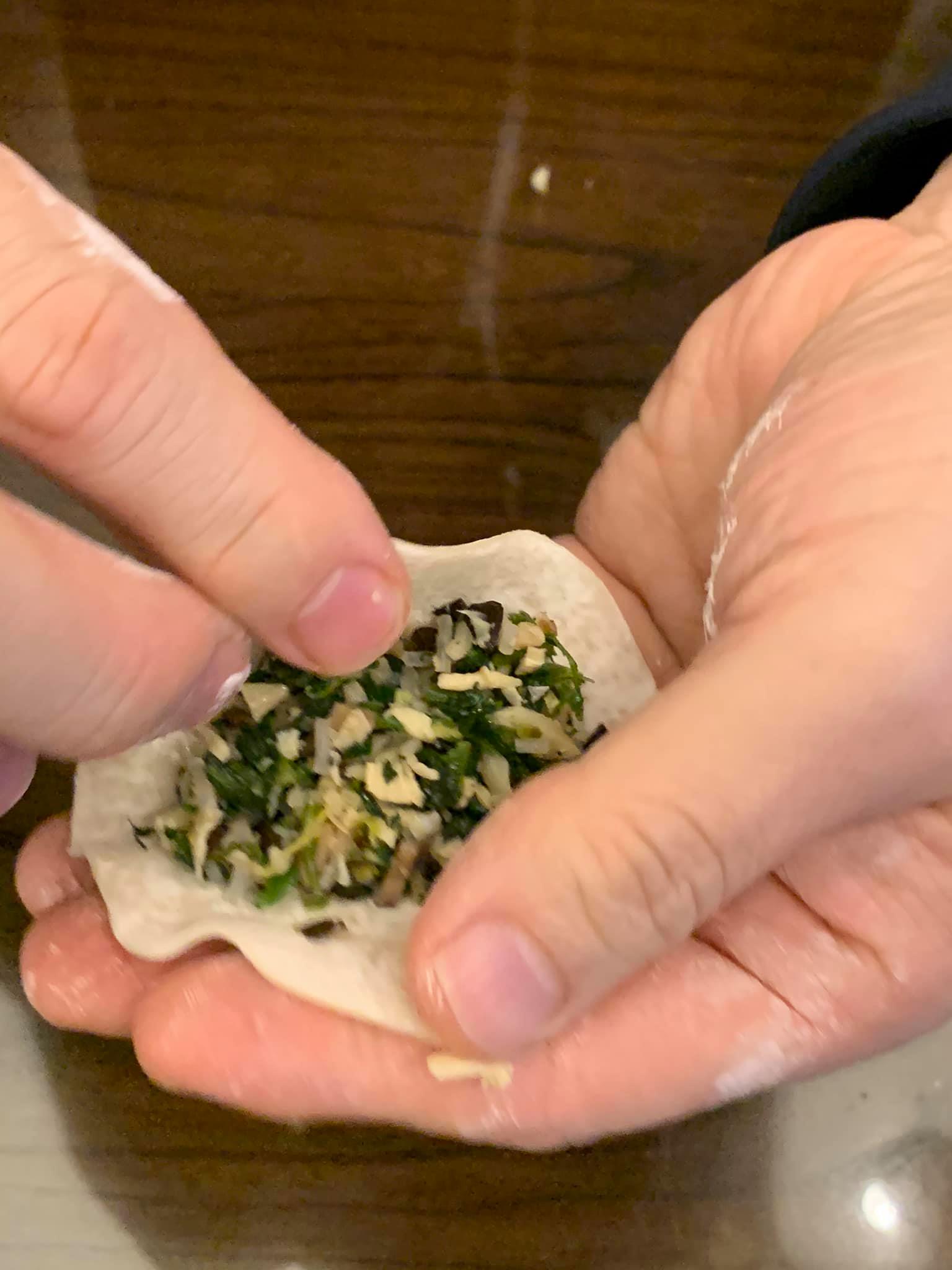 分解動作2，準備對折水餃皮。