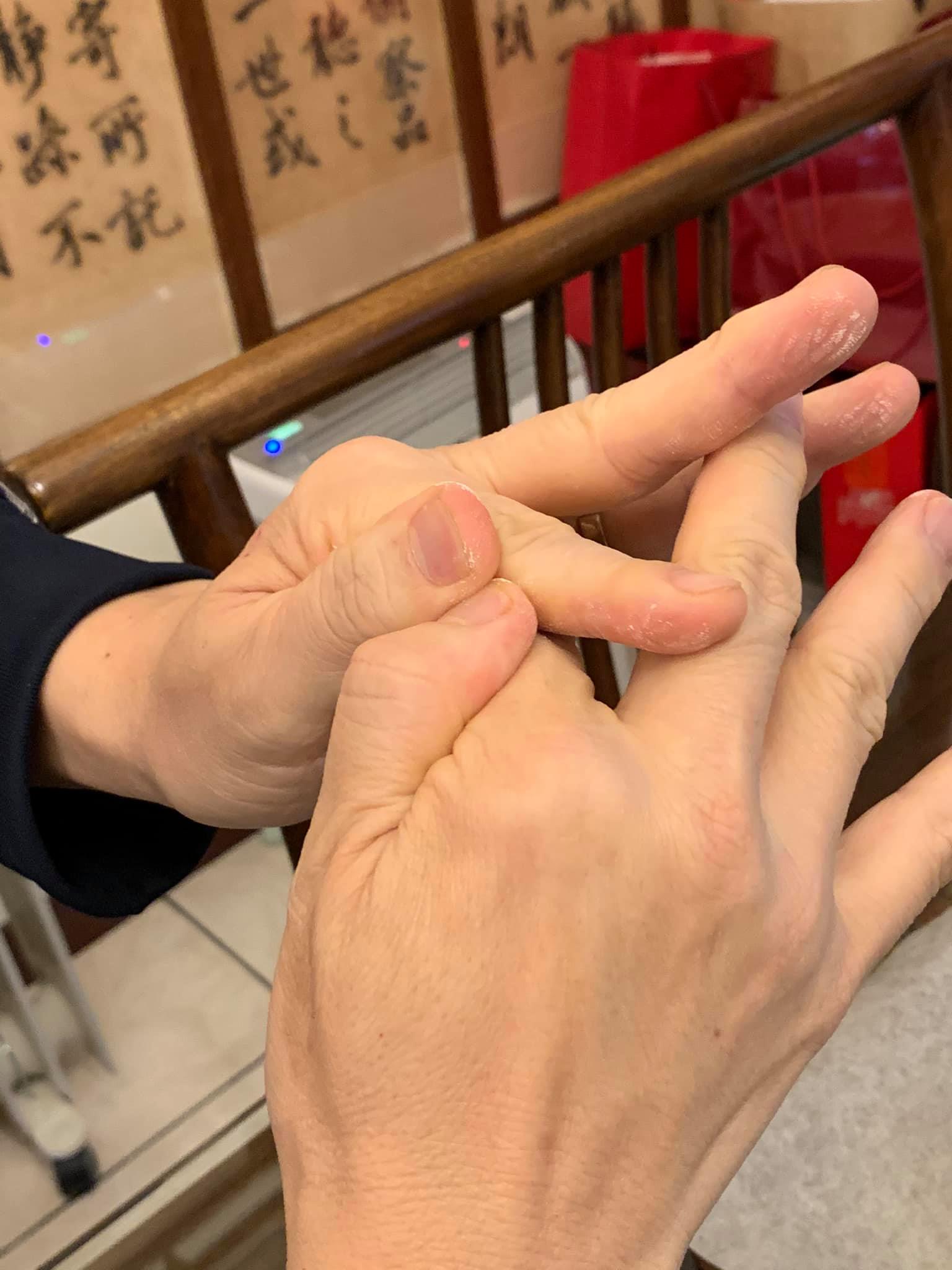 分解動作4，虎口一壓，瞬間完成一個水餃。