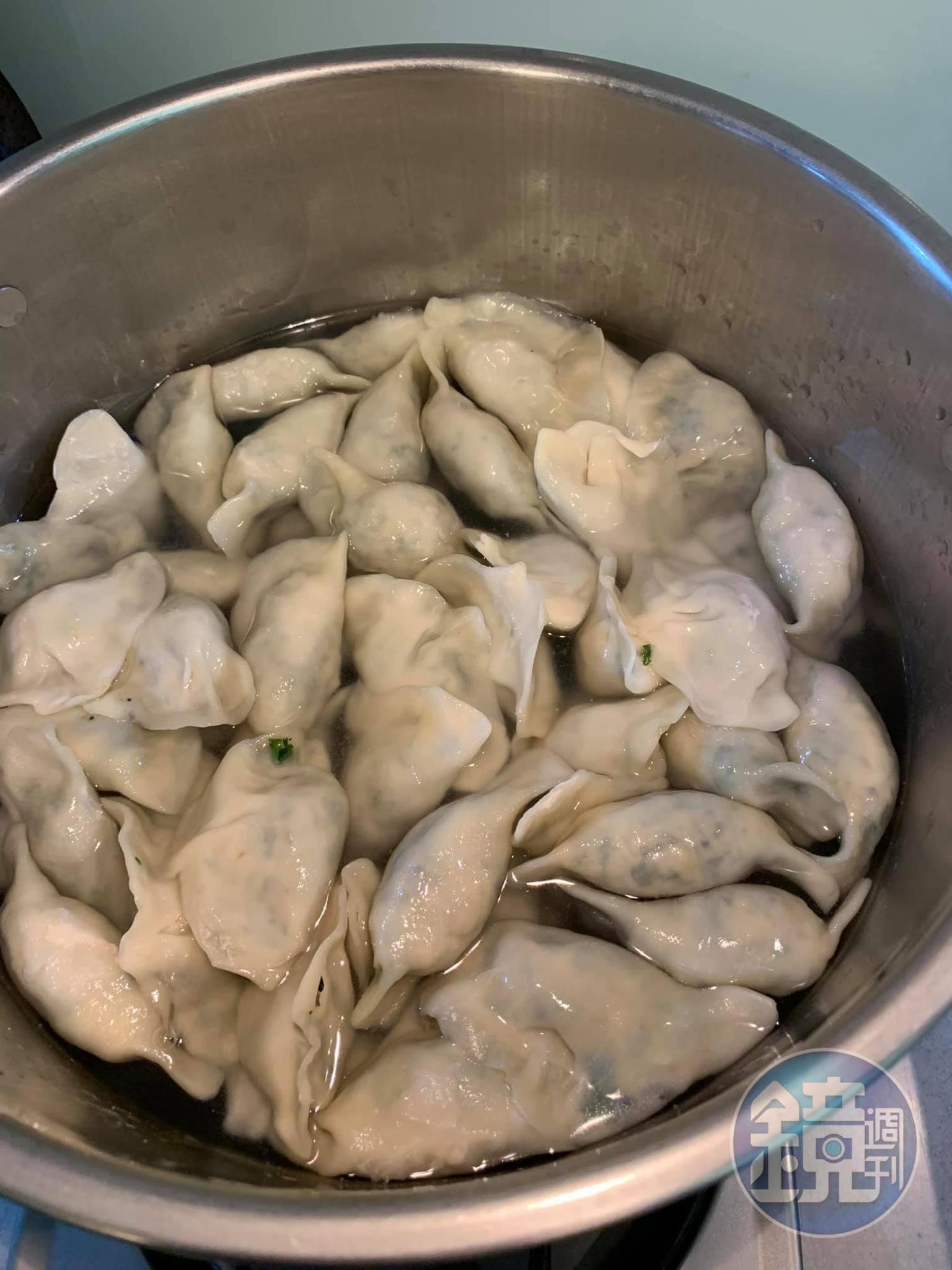 大鍋滾水，煮水餃，看到內餡顏色即可撈起。
