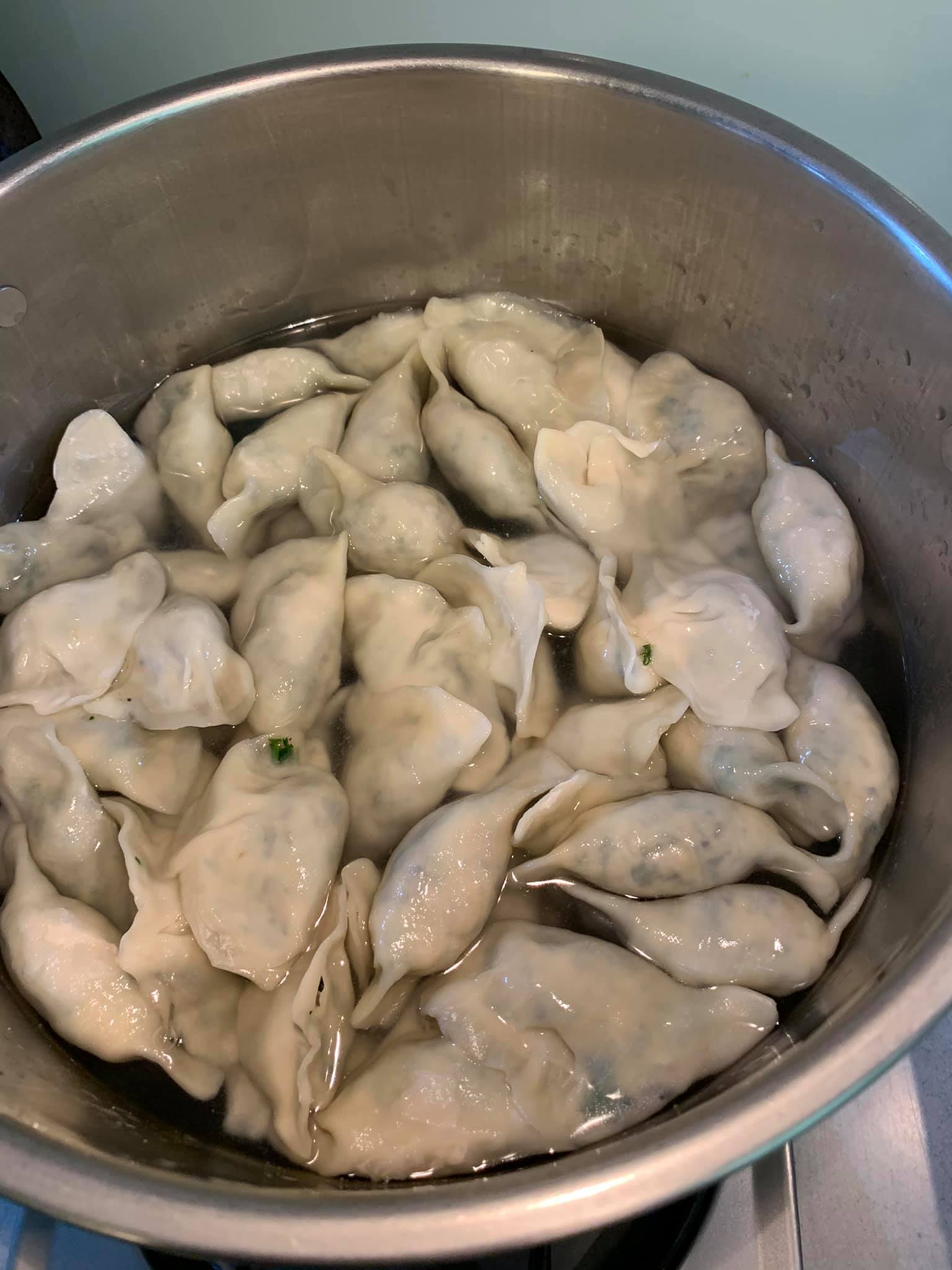 大鍋滾水，煮水餃，看到內餡顏色即可撈起。