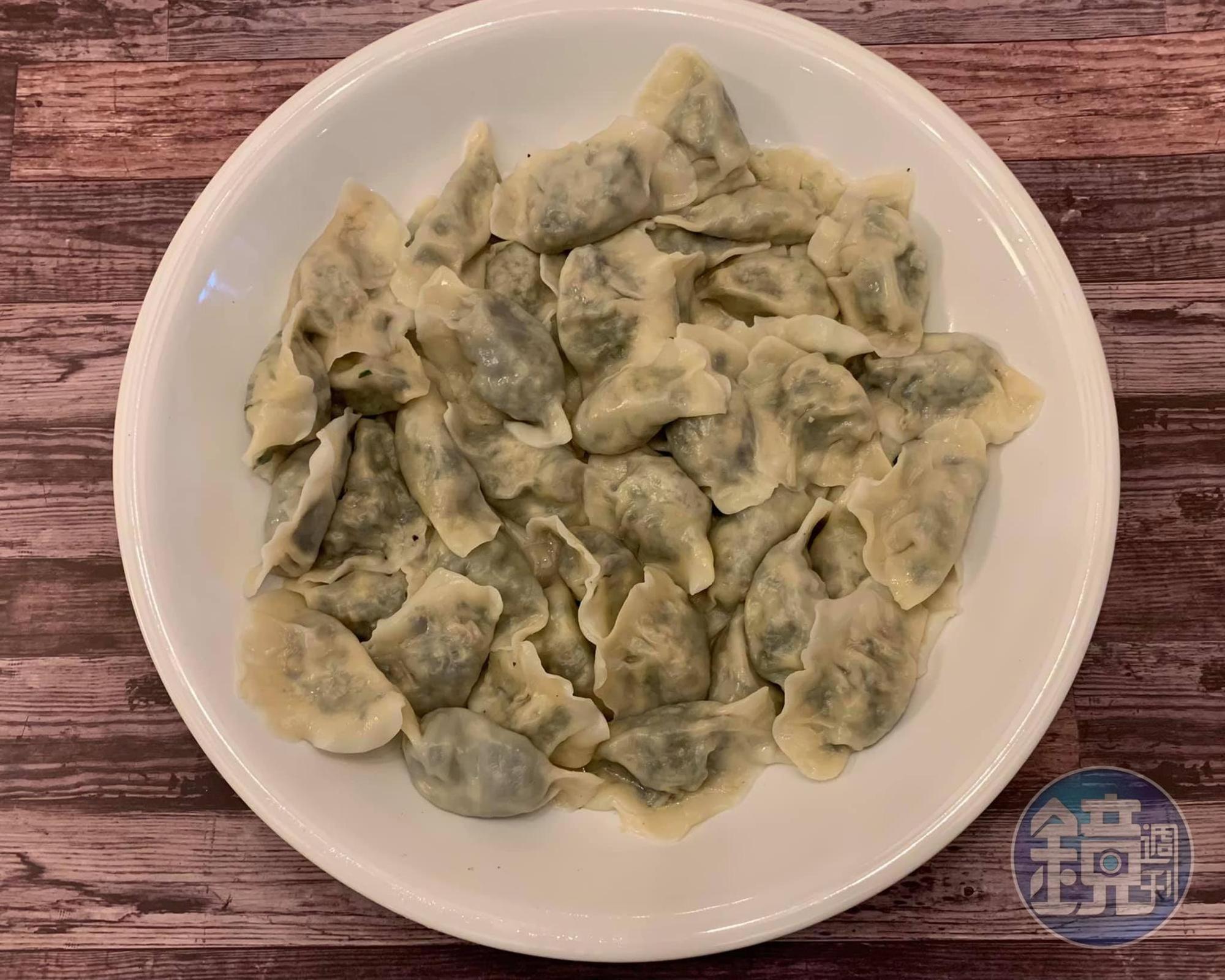 好吃的薺菜素餃子上桌，圓滾滾的素元寶。