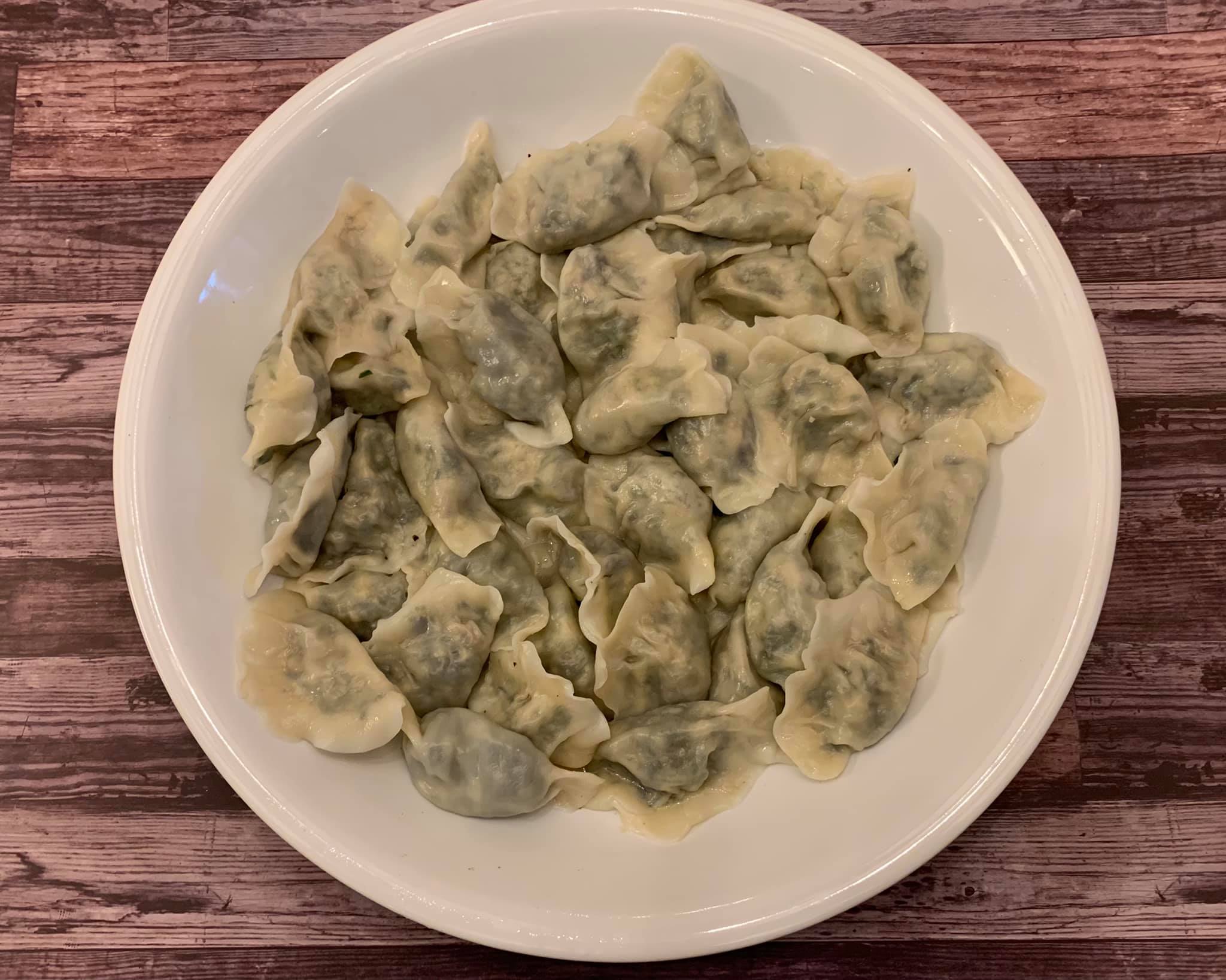 好吃的薺菜素餃子上桌，圓滾滾的素元寶。