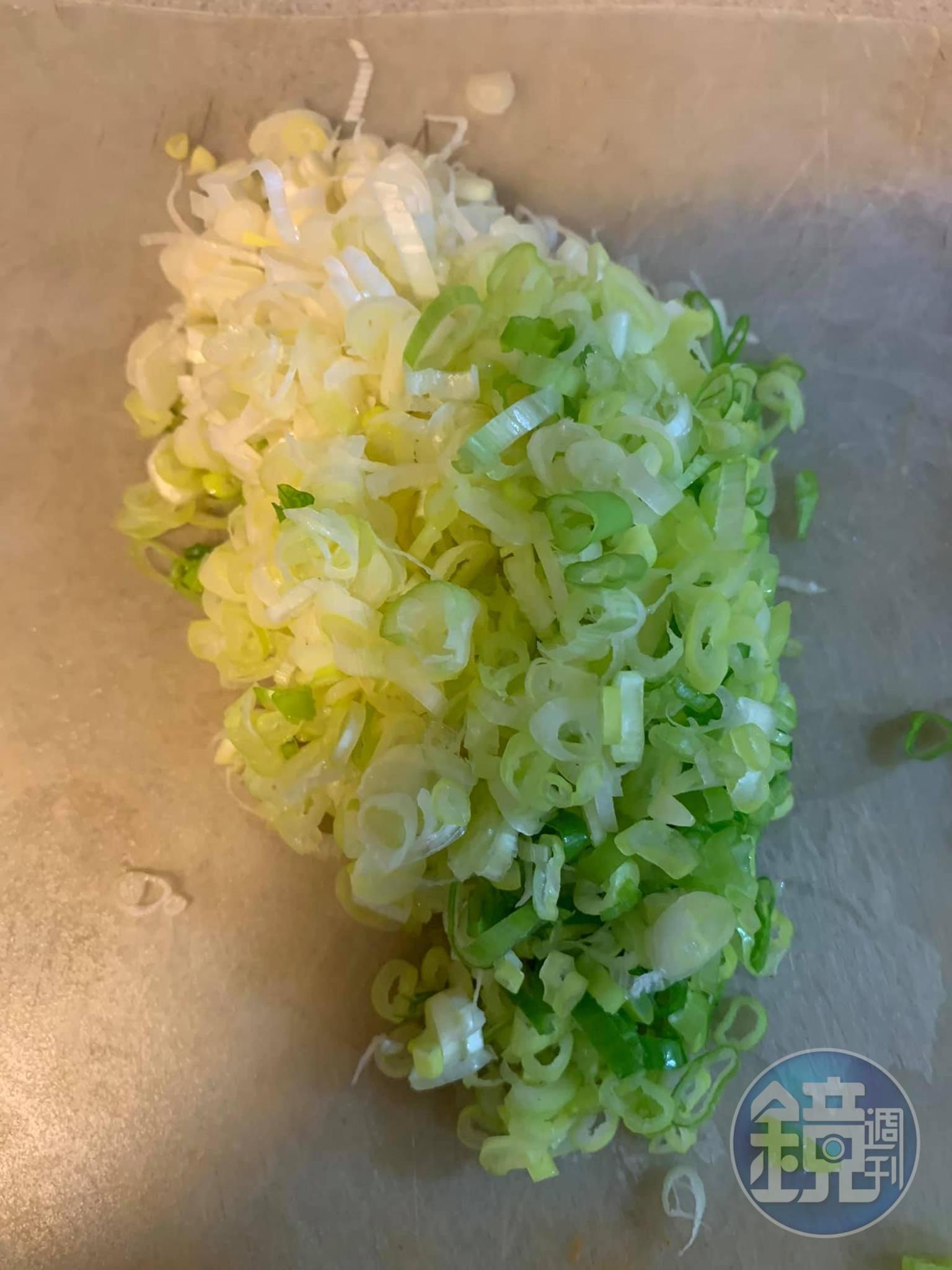 大概準備這些蔥花的量。