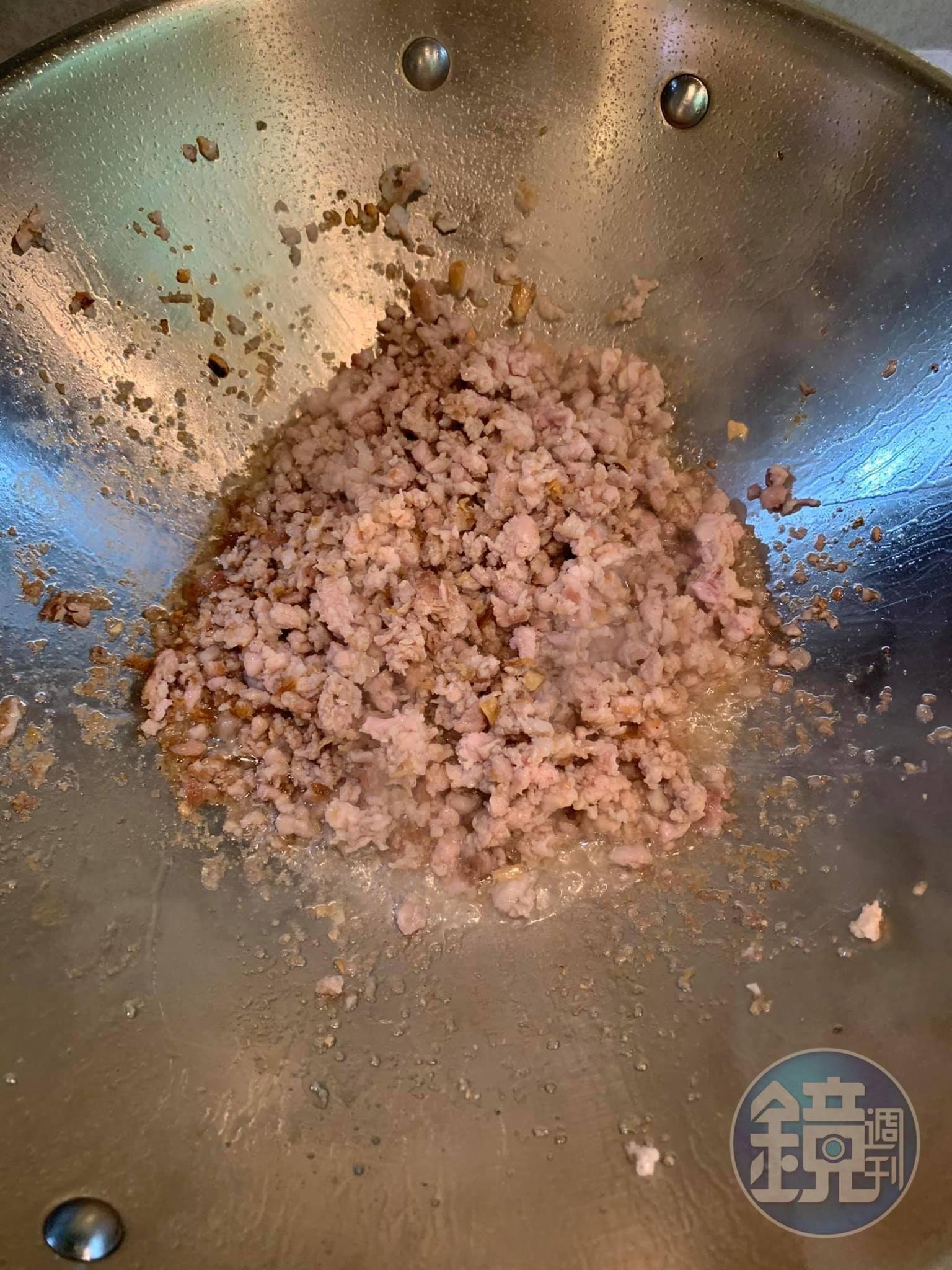 熱鍋炒香絞肉。
