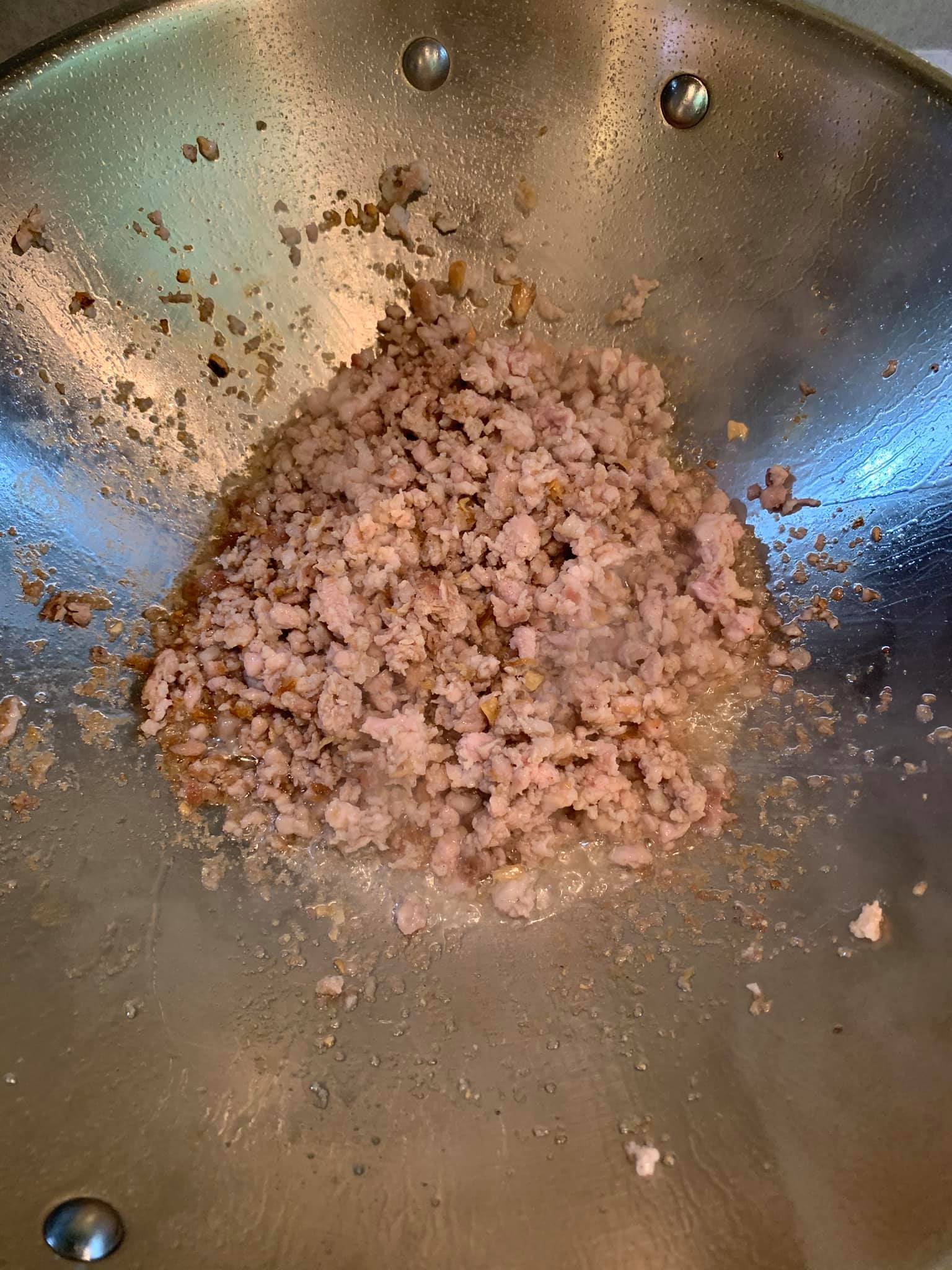 熱鍋炒香絞肉。