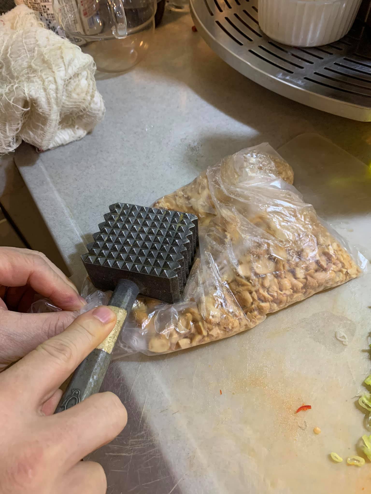 花生去皮敲碎。
