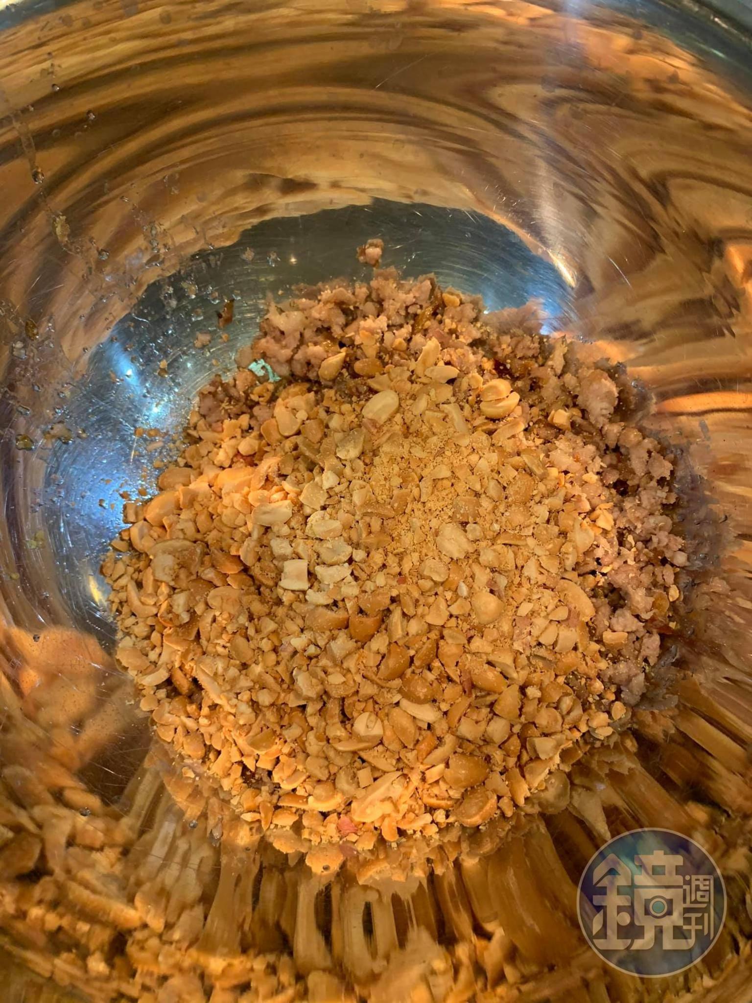把敲碎的花生放入鋼盆內。